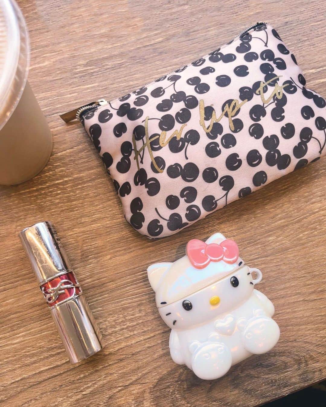 AKARIのインスタグラム：「荷物減らしたい人のバッグの中身🥰👜」