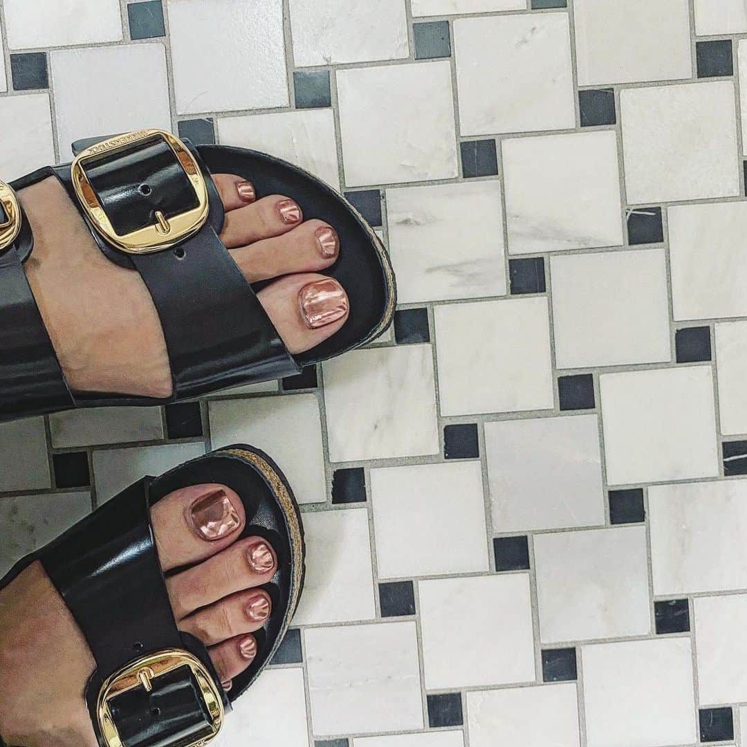 のインスタグラム：「晩夏に向けて気分的にネオンカラーでもなくナチュラルでもなく、モード過ぎず…色も落ち着いていたのでミラーネイルのワンカラーにしてみました #mirrornails」