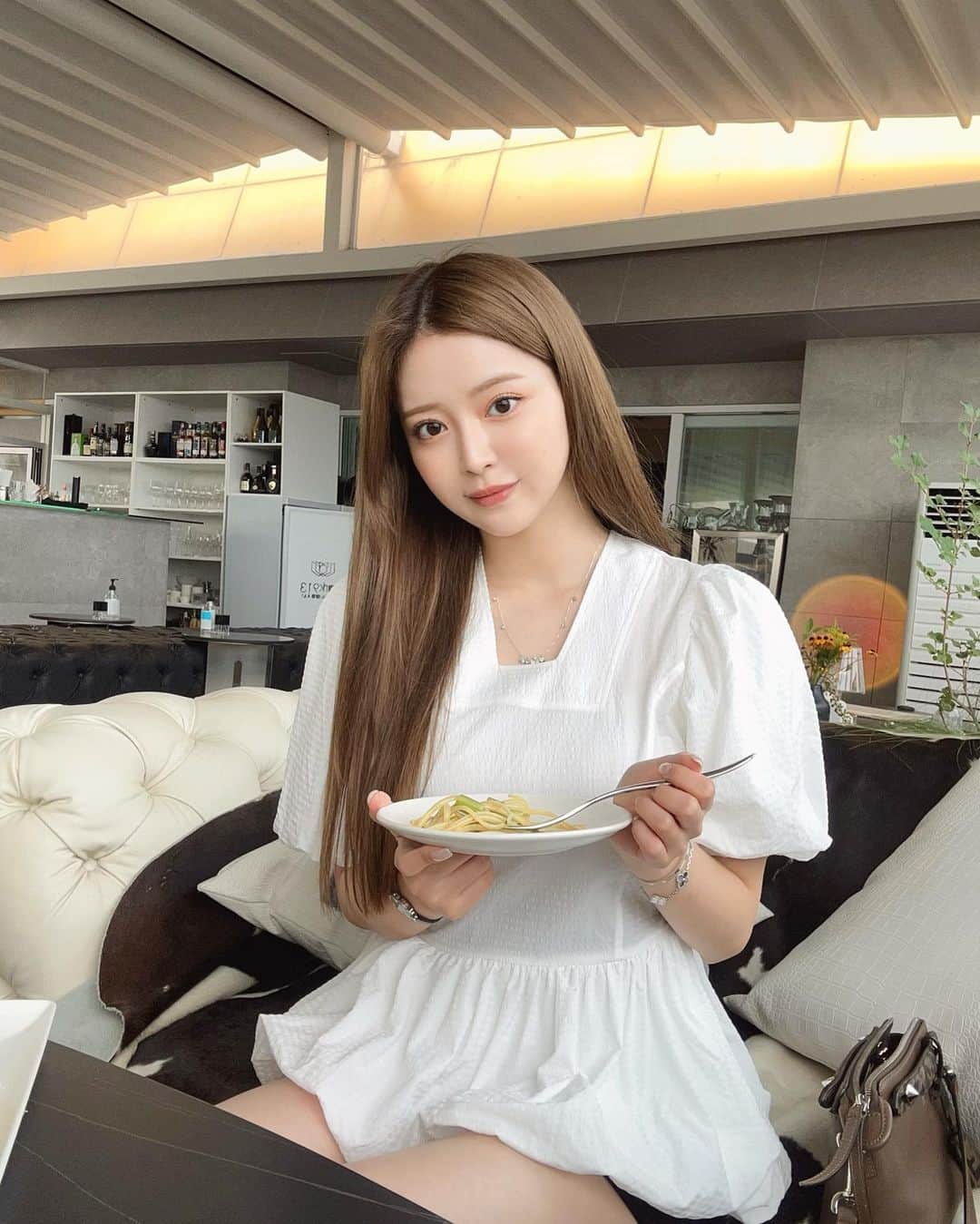 山本月のインスタグラム：「韓国で行きたかったカフェに行ってきた🤍  파크913 청담ってところ☕️ パスタも美味しかったしクロッフルも美味しかったよ🥐  お洋服は @matarai_aya ちゃんが作ってるトップスきたよ🪽 可愛い💕お気に入りです🫧  #파크913청담#ルナの韓国日記」
