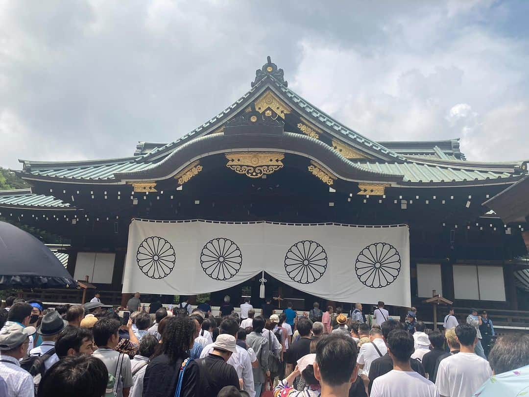 池内ひろ美さんのインスタグラム写真 - (池内ひろ美Instagram)「終戦の日は毎年靖国神社に参拝しています。 雨予報だった東京ですが、なんと、眩しいほどの陽射しでした。 暑い日にもかかわらず、男性は黒スーツに黒ネクタイ、女性も黒色の礼服が散見されます。  8月15日に靖国参拝を始めて20年以上になりますが、いつも空は晴れ渡っています。数年前に一度だけ小雨がさらっと降ったことがあるくらいでしょうか。  救護班の渡邊 昇氏がいたので、少しだけお手伝い？しました。  #靖国神社 #終戦」8月15日 16時51分 - ikeuchihiromi