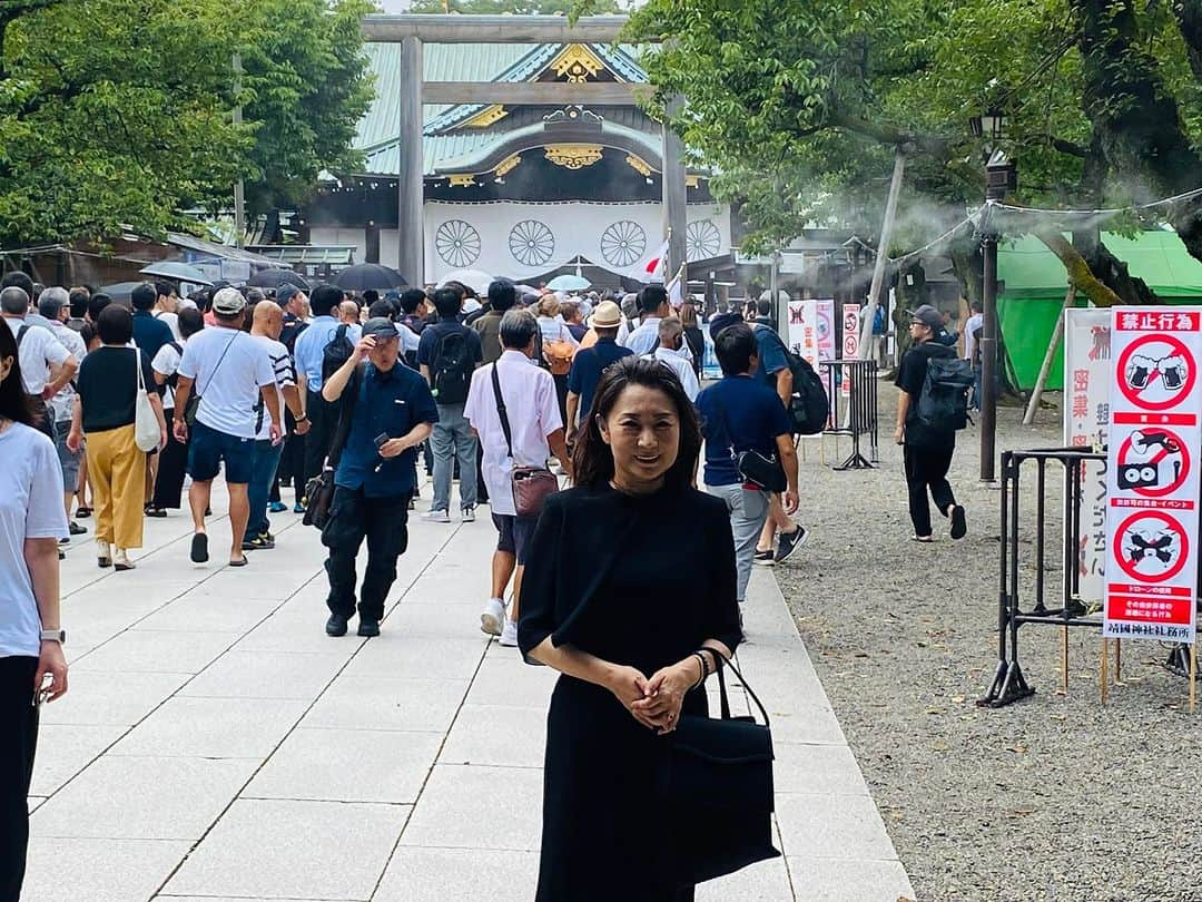 池内ひろ美さんのインスタグラム写真 - (池内ひろ美Instagram)「終戦の日は毎年靖国神社に参拝しています。 雨予報だった東京ですが、なんと、眩しいほどの陽射しでした。 暑い日にもかかわらず、男性は黒スーツに黒ネクタイ、女性も黒色の礼服が散見されます。  8月15日に靖国参拝を始めて20年以上になりますが、いつも空は晴れ渡っています。数年前に一度だけ小雨がさらっと降ったことがあるくらいでしょうか。  救護班の渡邊 昇氏がいたので、少しだけお手伝い？しました。  #靖国神社 #終戦」8月15日 16時51分 - ikeuchihiromi