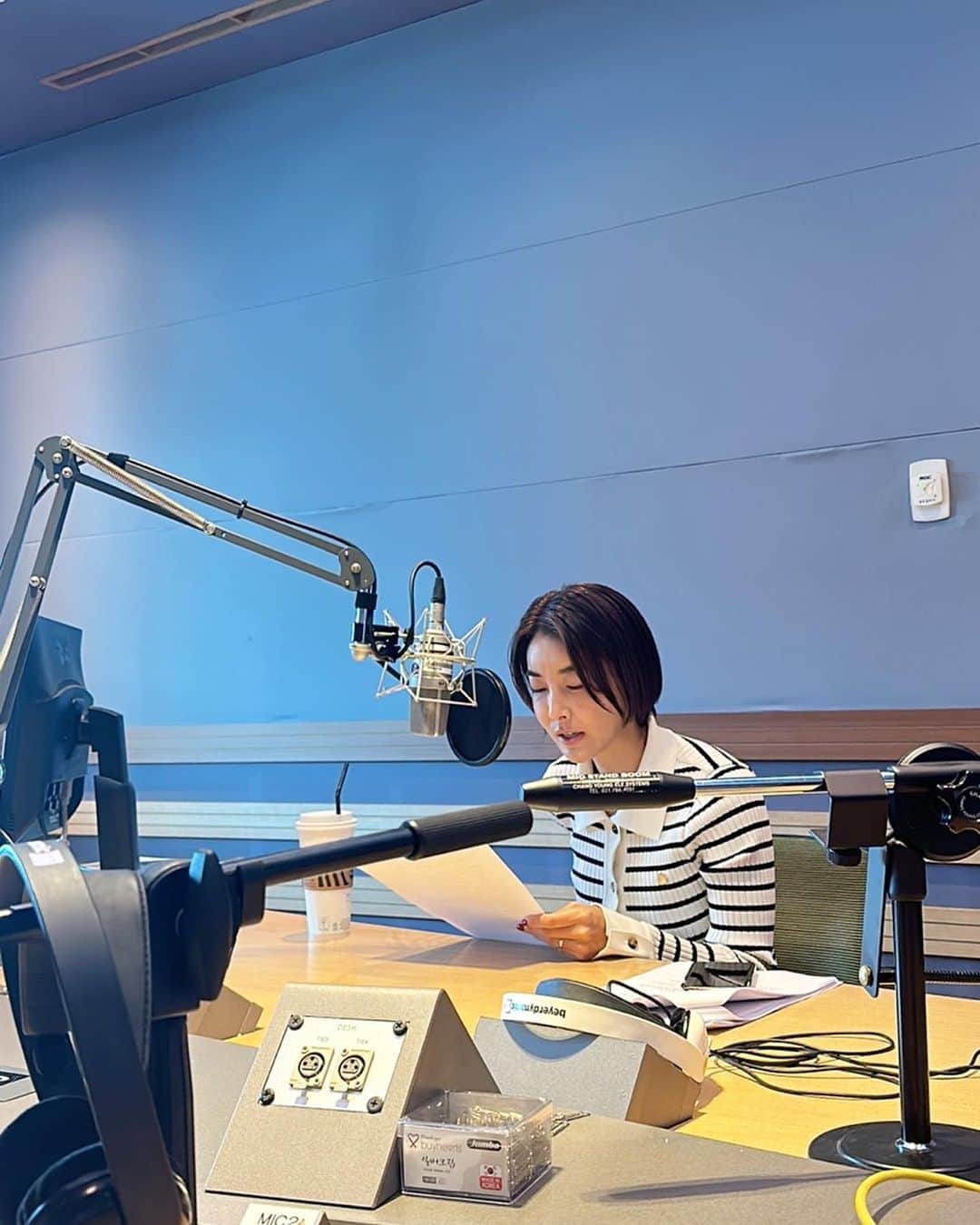 チン・ソヨンのインスタグラム：「오늘아침 정지영입니다  #스페셜디제이_서연   내 이리 떨어본적이 있었던가 싶을 첫사랑 오빠만나러 가는 기분🥰 #내꿈은라됴디제이」