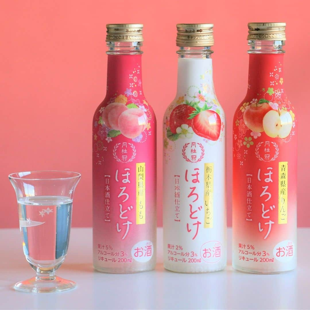 月桂冠のインスタグラム：「日本酒ベースの和風リキュール「ほろどけ」シリーズ🍑🍓🍎  山梨県産の桃果汁を使用 フレッシュな香りと桃のジューシーな味わいが楽しめる「桃」🍑  栃木県産のいちご果汁を使用 華やかな香りと甘酸っぱいジューシーさが特徴の「いちご」🍓  青森県産のりんご果汁を使用 蜜入りりんごのような甘くジューシーな味わいの「りんご」🍎  3種類をラインアップして、好評発売中💡  食事中に、リラックスタイムに、様々なシーンでお楽しみくださいね～  #日本酒ベース #リキュール #ほろどけ #おうち飲み #宅飲み #月桂冠 #低アルコール」