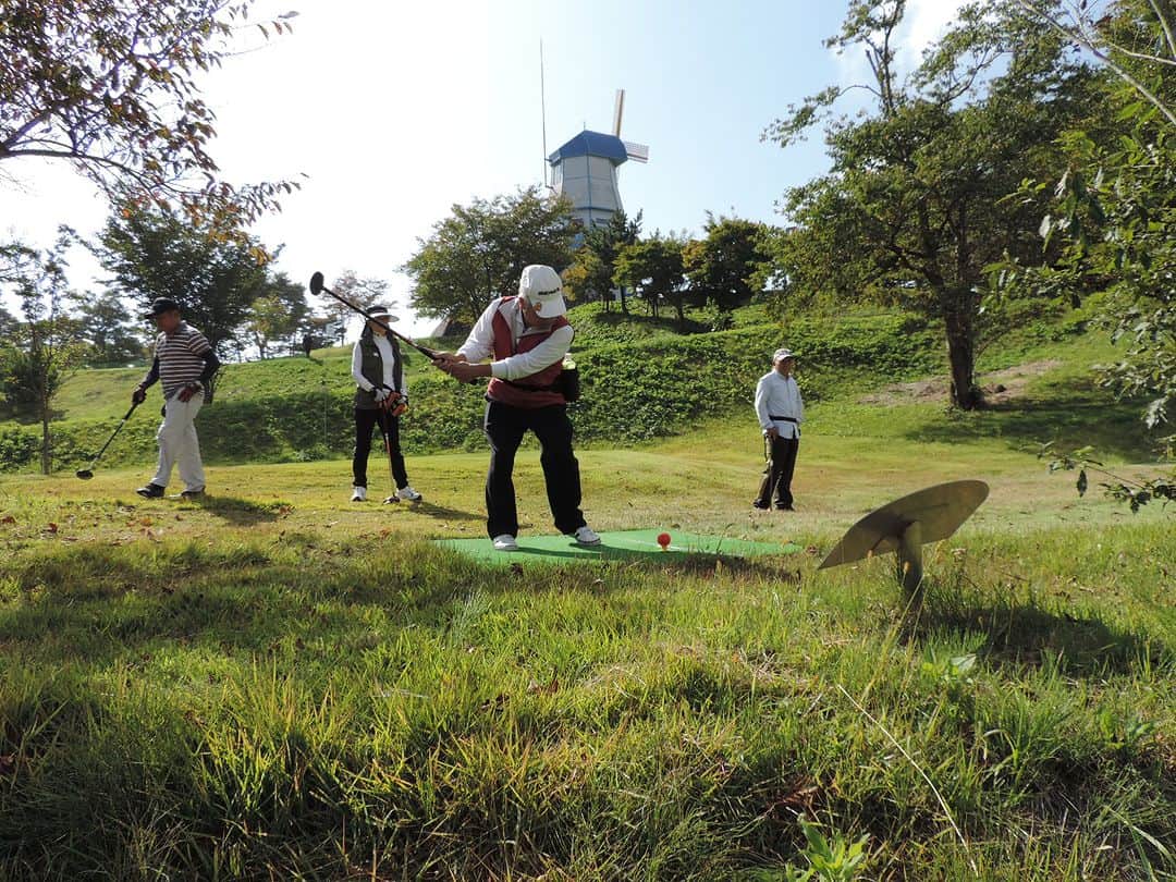 福島県さんのインスタグラム写真 - (福島県Instagram)「【二ツ沼総合公園（広野町）】  広野町にある二ツ沼総合公園はさまざまなアクティビティを楽しめる総合公園です。平成27年にリニューアルして再整備されました。  公園内には広大な芝生広場やゴルフ風のスポーツを楽しめるパークゴルフ場、大型遊具のある遊具エリア、バーベキュー広場などがあり、アウトドアを思う存分楽しめます。  園内のフラワーパークでは広野町産バナナ「綺麗」の栽培風景を見ることもできます。直売もしているので、遊んでいる合間のおやつとして食べるのもいいですね。  青空の下、ぜひ二ツ沼総合公園で思いっきり体を動かしてみてくださいね。  ※写真は過去に撮影したものです。  #二ツ沼総合公園 #パークゴルフ #綺麗 #バナナ #広野町 #相双地方 #浜通り #福島県 #hironotown #fukushima #RealizeFukushima #NotADreamFukushima #ひとつひとつ実現するふくしま」8月15日 17時00分 - realize_fukushima