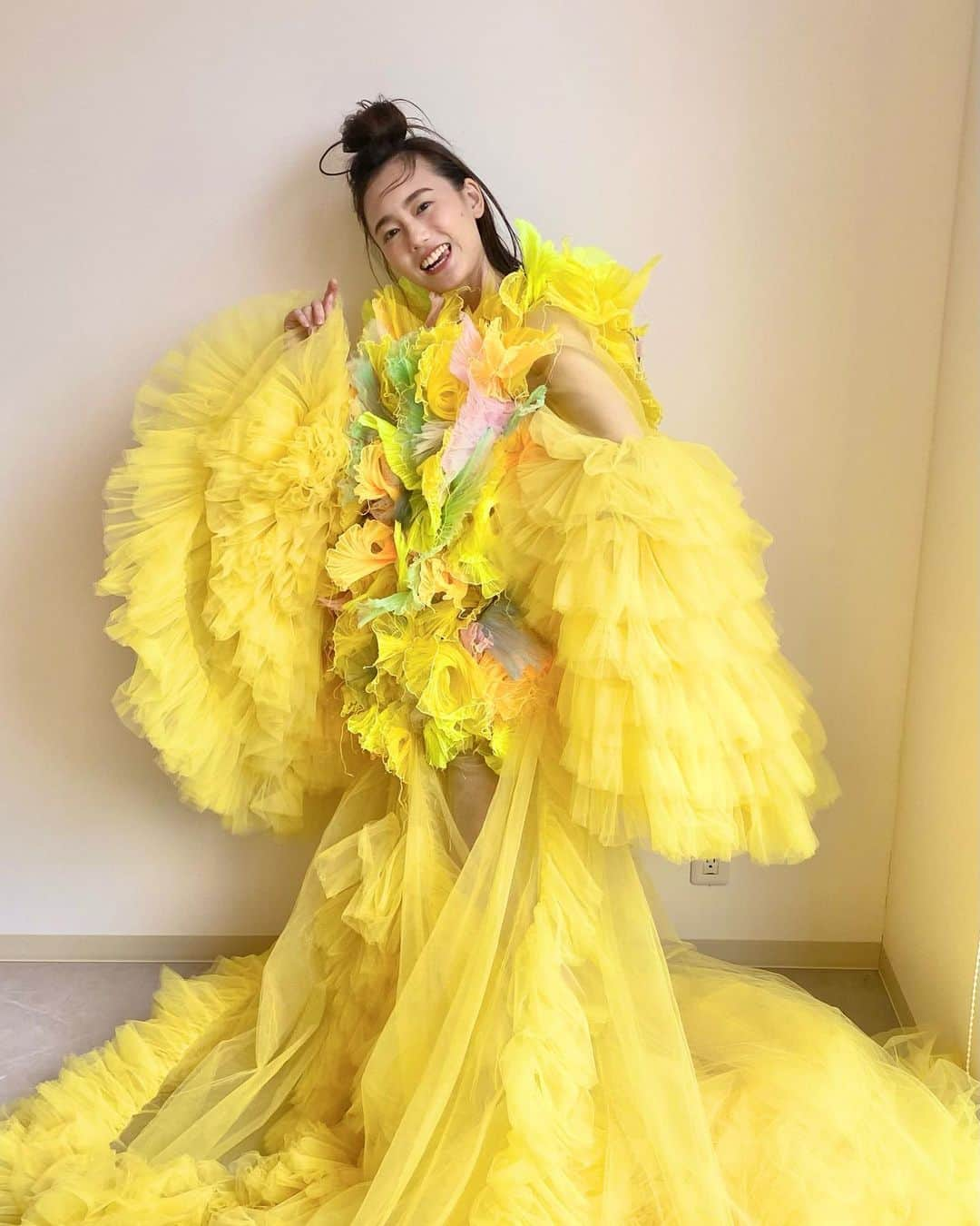 ARAKI SHIROさんのインスタグラム写真 - (ARAKI SHIROInstagram)「-behind the shoot- @manami_nagao with the yellow details /inspired by sea slug.🐠🪸🦠 location @fildor_akeno   #ARAKISHIRO #emergingdesigner #upnextdesigner #dazedanddiscovered  #alwaysupportalent  #yellowdress #アラキシロウ」8月15日 16時53分 - arakishiro