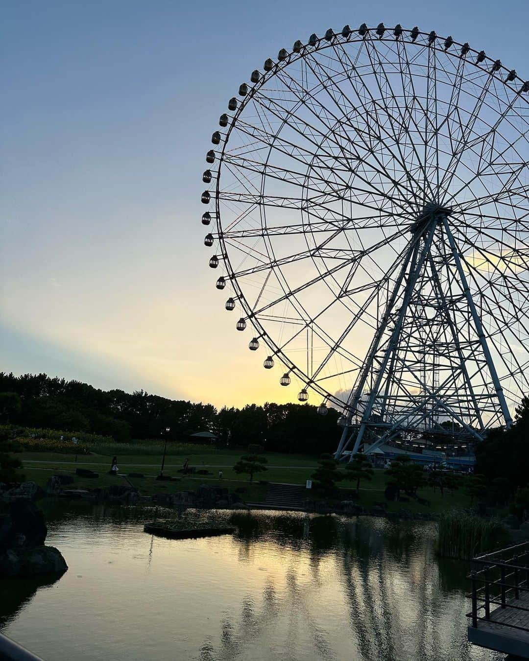 ゆうかさんのインスタグラム写真 - (ゆうかInstagram)「家族で葛西臨海公園へ🌻 ひまわり畑綺麗すぎ🥹🩷 しかもちょうどマジックアワー☀️ . このあと夜の水族館の最終日にも行けて幸せだった😭🩷🐠 . . @oliviaburtonjapan の新作🐚❤️をつけて行ったの✨ 腕時計と腕輪とノベルティのバッグ💎 . どれもキラッキラで、夏って感じ🥹🩷 . バッグのショルダー部分がパールで、iPhone14proがすっぽり入ってお気に入り🤭🩷 . 仕事終わりに来たんだけど、幸せすぎて本当最高だったぁ☺️🩷 . . #葛西臨海公園  #葛西臨海公園水族館  #葛西臨海公園観覧車  #向日葵畑 #向日葵#向日葵🌻 #ひまわり畑 #ひまわり #3児ママ #赤ちゃんがいる生活 #3児のママ  #アラサーママコーデ #アラサーママ#ママコーデプチプラ #ママコーディネート #ロングワンピース  #授乳コーデ #ロングワンピースコーデ #カシュクールワンピース #社長 #ワーママ  #オシャレママさんと繋がりたい  #マジックアワー #腕時計コーデ  @hms_watchstore #oliviaburton  #オリビアバートン #オリジョ #オリビア女子」8月15日 18時25分 - yuuka_japan