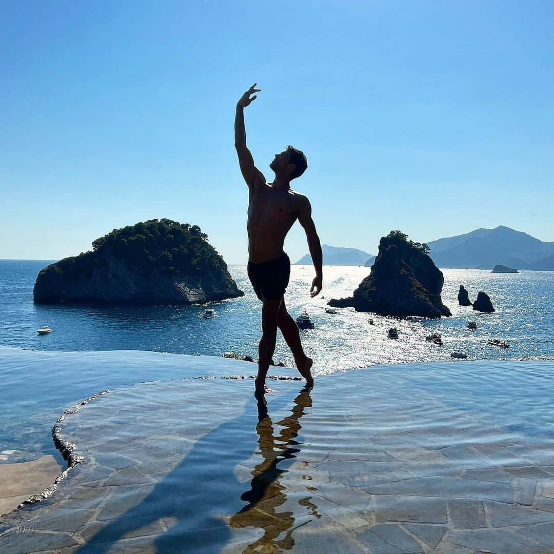 ロベルト・ボッレさんのインスタグラム写真 - (ロベルト・ボッレInstagram)「Danzando sull’isola di Nureyev 🌟 Buon Ferragosto a tutti! ❣️  #ligalli #ligalliisland @happyssimo_li_galli_ #paradiseonearth grazie @nicoletta_fiorucci_london ❤️」8月15日 16時57分 - robertobolle