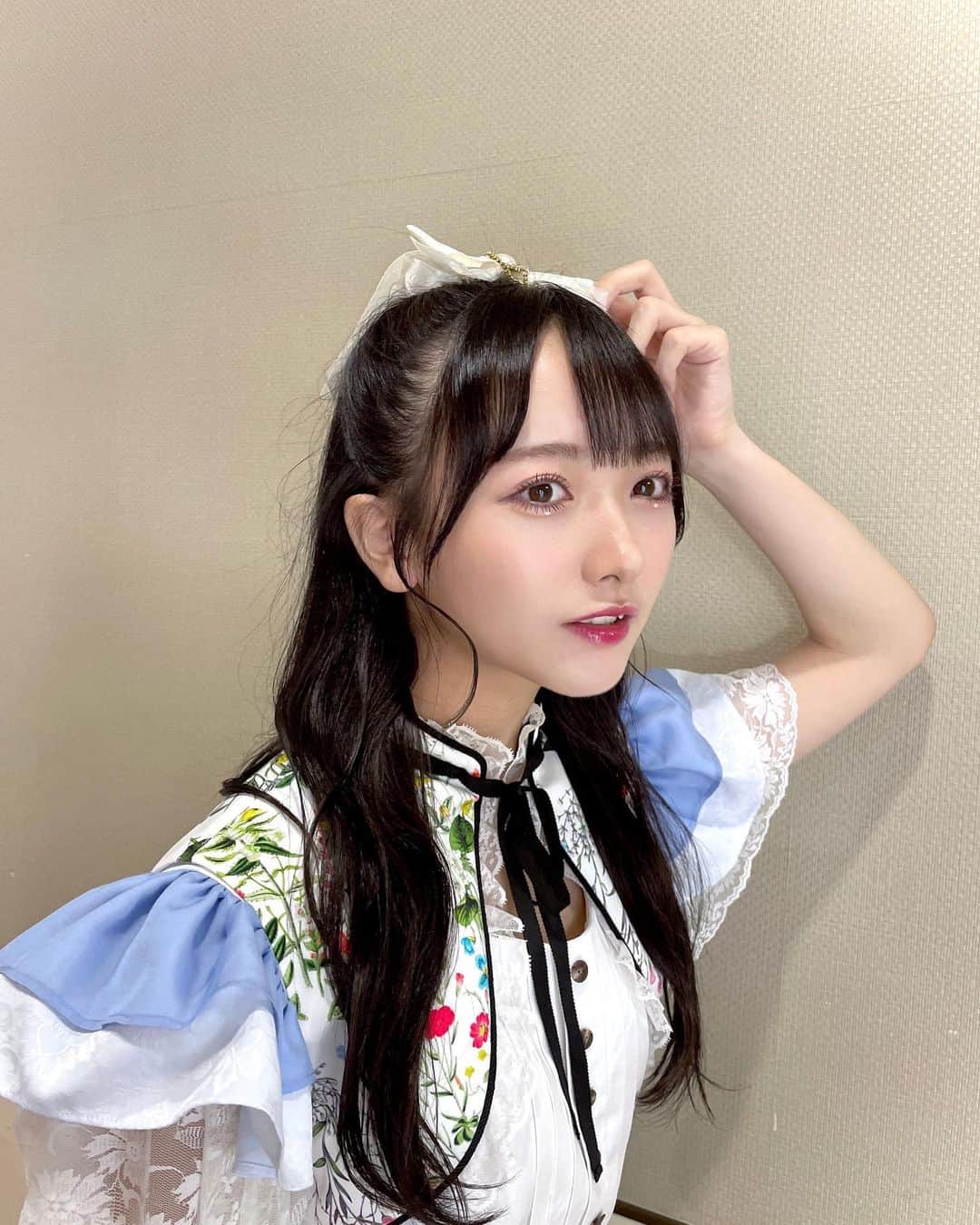 石田千穂のインスタグラム：「最近、目の下にラメのせるのハマってます👀✨」