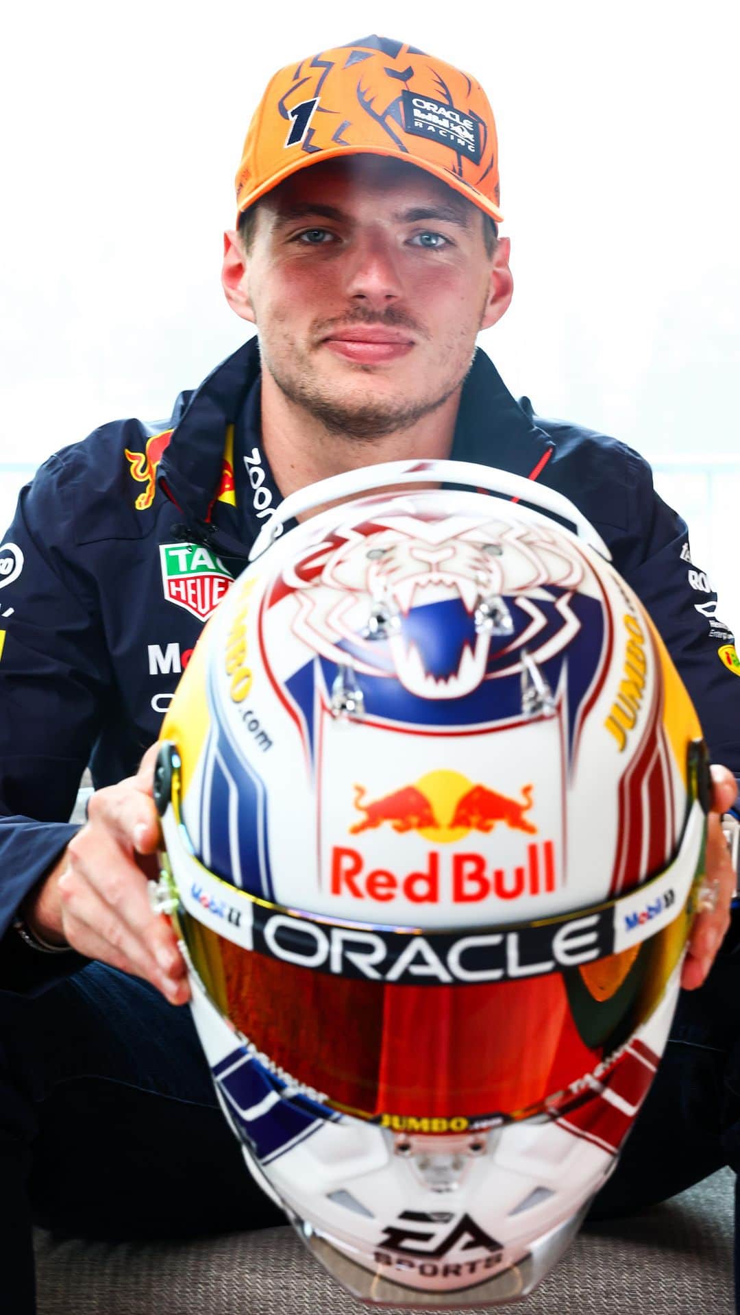マックス・フェルスタッペンのインスタグラム：「My upcoming home race of course calls for a special Dutch Grand Prix helmet design ✍🇳🇱 See you in Zandvoort 🦁  You can get your scale model helmets now on Verstappen.com 🔗 Link in bio」
