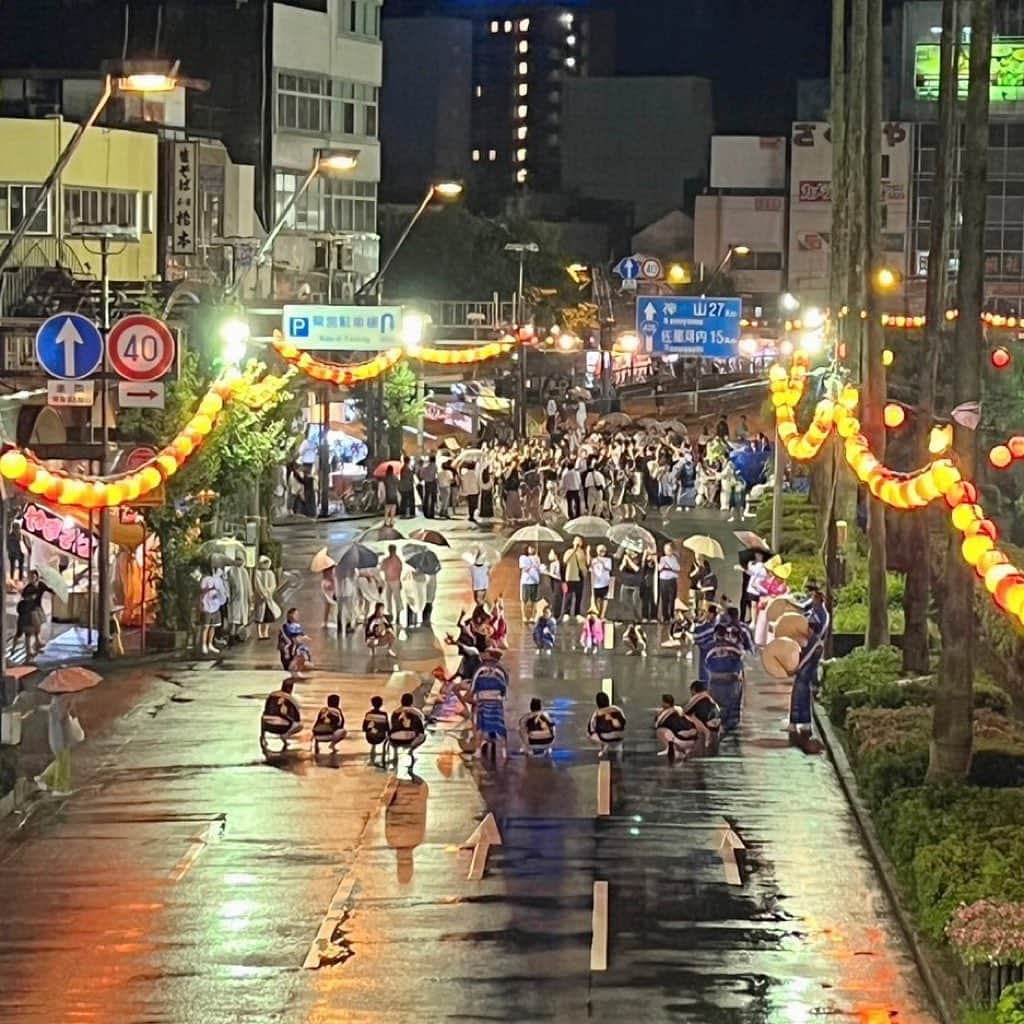 丸高愛実さんのインスタグラム写真 - (丸高愛実Instagram)「徳島に住むと決まってから 行きたい！と思っていた阿波踊りへ🤍🤍🤍 じいじばあばお義姉さん夫婦と2日間行ってきました😝💓  想像以上に迫力満点で出店も沢山で とっても楽しかった〜😍😍😍 来年はちゃんと有料席を購入して観たいなぁ🥹  阿波踊りの写真を全然撮っていないという大失態🙇‍♀️🙃🙃🙃  #阿波踊り #徳島 #お盆 #家族 #浴衣 #甚平 #スーパーボールすくい #金魚すくい #お宝探し #誘惑がいっぱい」8月15日 17時04分 - marutakamanami