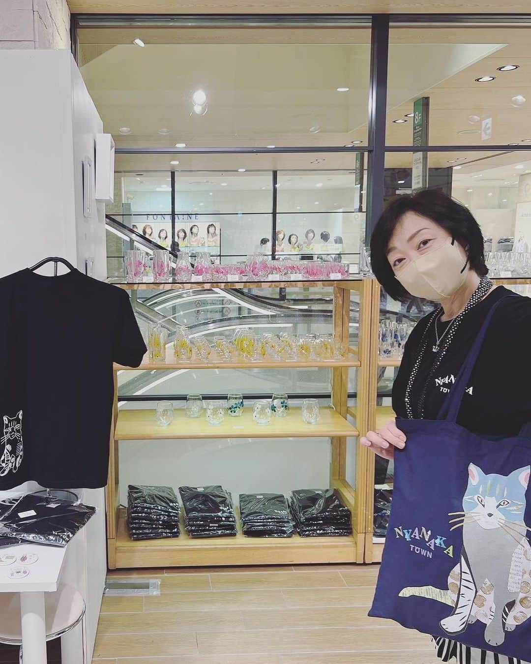 川上麻衣子さんのインスタグラム写真 - (川上麻衣子Instagram)「猫を愛する皆様へ。私川上麻衣子からのお願いです、拡散お願いします。いつも譲渡会の拡散などありがとうございます。おかげさまでまもなく1000件のご縁を繋ぐお手伝いが出来たこと、改めて感謝します。 2018年一般社団法人「ねこと今日」を立ち上げ、猫と人との共生の手助けができないかと模索してきました。その一つとして2022年に挑戦したクラウドファンディングから生まれたWEB上の街「NYANAKA TOWN」nyanakatown.com も無事にスタートしました。 この街は、猫を愛する皆様の力で大きく育てていきたいと願っています。そのために愛猫さんの情報を登録していただく住猫登録（じゅうにゃん登録）を現在無料で行なっています。この街の登録者が増えることで猫を取りまく環境が少しでも改善してくれること。また現在愛猫と暮らしている方の不安や悩みが解消されること。あるいは愛猫を亡くして、ロスの状態が癒えない方々が気持ちを共有できる場所となること。より深く猫の習性を知る場所になること。そんなことを目的に専門家の先生を交えて街を作りました。 街には虹の橋もあり、旅立った猫さんの登録も可能です。まずは１万匹の猫さんの登録を目指しています。 興味を少しでも持っていただけましたら、この街を覗いてみてください。私が宮城県 田代島で出会った一匹の猫がこの街のシンボル的キャラクターとなっています。 愛猫さんお写真入りマイニャンバーカードやオリジナルの商品も販売開始しています。それらの売り上げにより街を運営していきますのでこちらもぜひご覧いただけたら嬉しいです。 川上麻衣子はこの街のC.E.C(チーフ・エグゼクティブ・キャットラバー）として真剣に取り組んでいきますので何卒皆さんの力を貸してください。 よろしくお願いします。」8月15日 17時04分 - kawakami.maiko