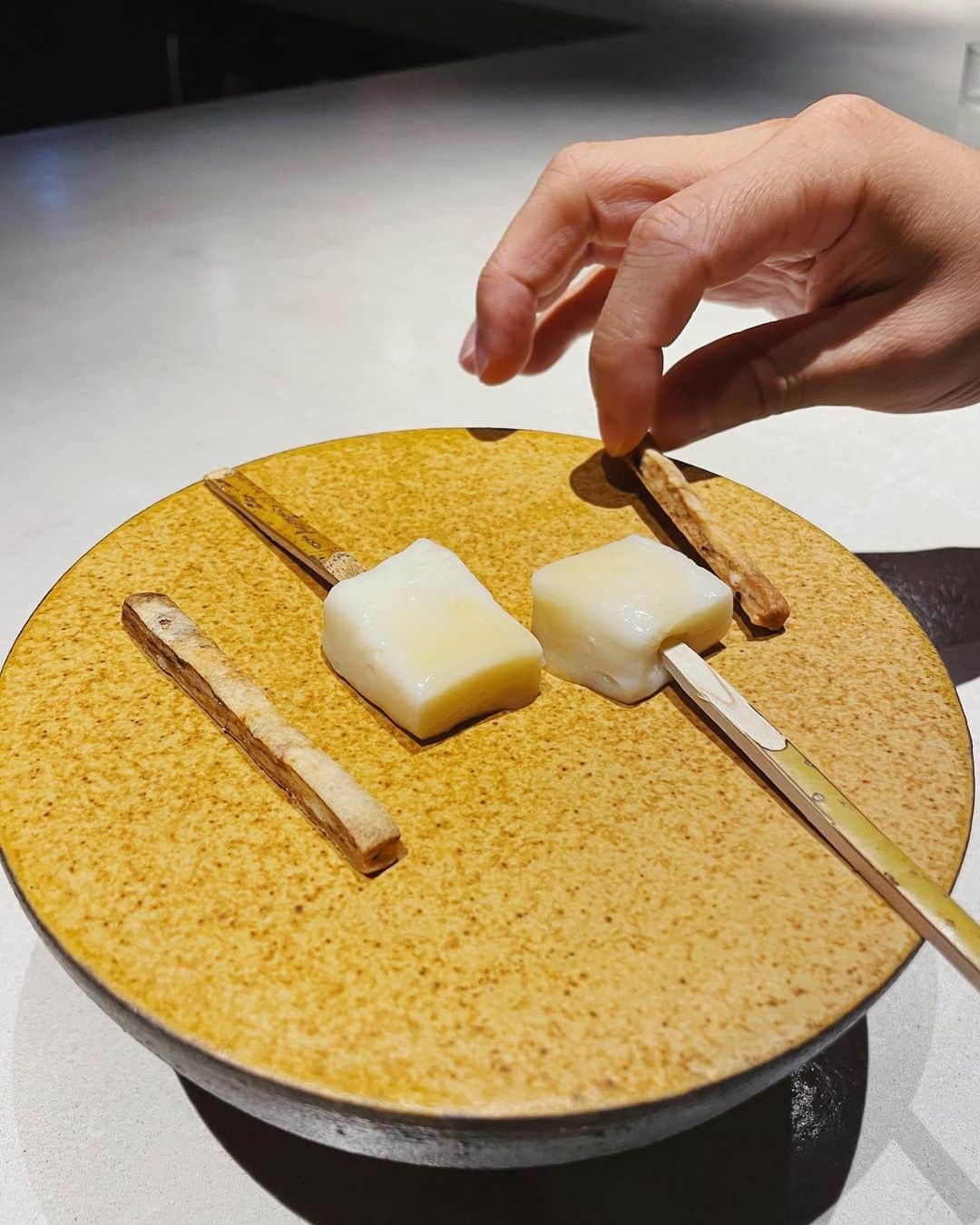 金光みり愛さんのインスタグラム写真 - (金光みり愛Instagram)「📍箱根本箱 神奈川県足柄下郡箱根町強羅 1320-491 @hakonehonbako   スタイリッシュなオープンキッチンのカウンターで🫶🏻 体に優しいこだわりの食材を使った 独創性豊かなお料理たち🌿 見た目にも美しい箱根のローカルガストロノミーを 堪能できて大大満足でした💐🙏🏻  . . . . #箱根#箱根本箱#箱根ホテル#箱根グルメ#箱根旅行#箱根温泉#カップル#夫婦#夫婦デート#旅行#国内旅行#ディナー」8月15日 17時06分 - milliah_kanemitsu