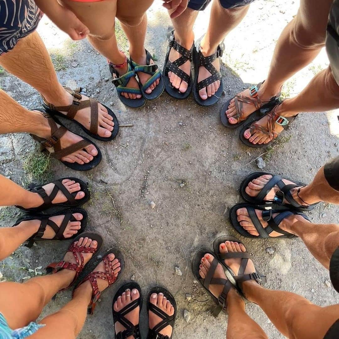 A&F Corporationのインスタグラム：「#CHACO #CHACONATION #チャコ #チャコサンダル　より みなさん、台風大丈夫だったでしょうか くれぐれもご安全にお過ごしくださいね . CHACOが連投となりますが真夏とアウトドアアクティビティにピッタリなチャコサンダルをアメリカのフィールドシーンではどうなっているか？のご紹介です。  .. みんな履いてますね ホールド感がとびっきりいいのでウォータースポーツ、ガイド達にとっては必須のサンダルブランドなんです。 ... チャコサンの日焼け跡がスゴイですね エイアンドエフのスタッフの足元もだいたいみんなこんな感じです。 引き続き暑い夏が続きます。 この間しかできないことを！ #AandFCopr #AandF #AandFCountry #エイアンドエフ　#エイアンドエフカントリー #暑い夏にしかできないことを！」