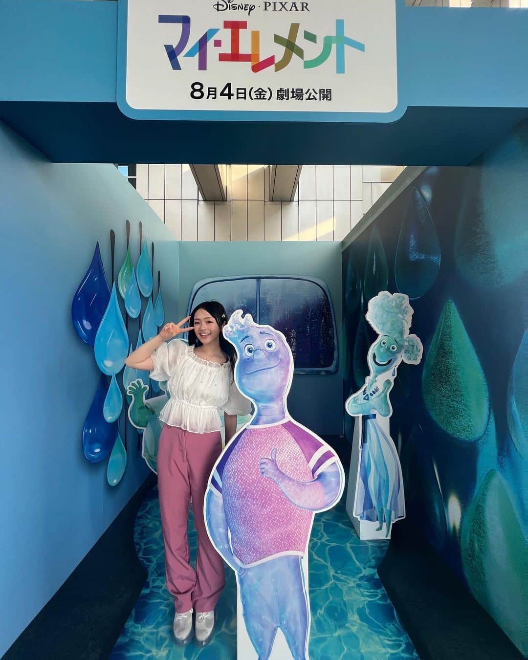 ひまひまチャンネルのインスタグラム：「🫧🫧🫧  めちゃめちゃかわいいブース🥺！  写真はお台場冒険王のブースで撮ってみたよ!  どうしても見たかったから、ぼっちで見に行ったマイ・エレメント！ とにかく映像から町並み、人間性などすべてが見たことのないような世界で見入ってしまいました、！🥹  みんなもぜひ映画館に見に行ってね！   #ひまひまチャンネル  #pr #マイエレメント」