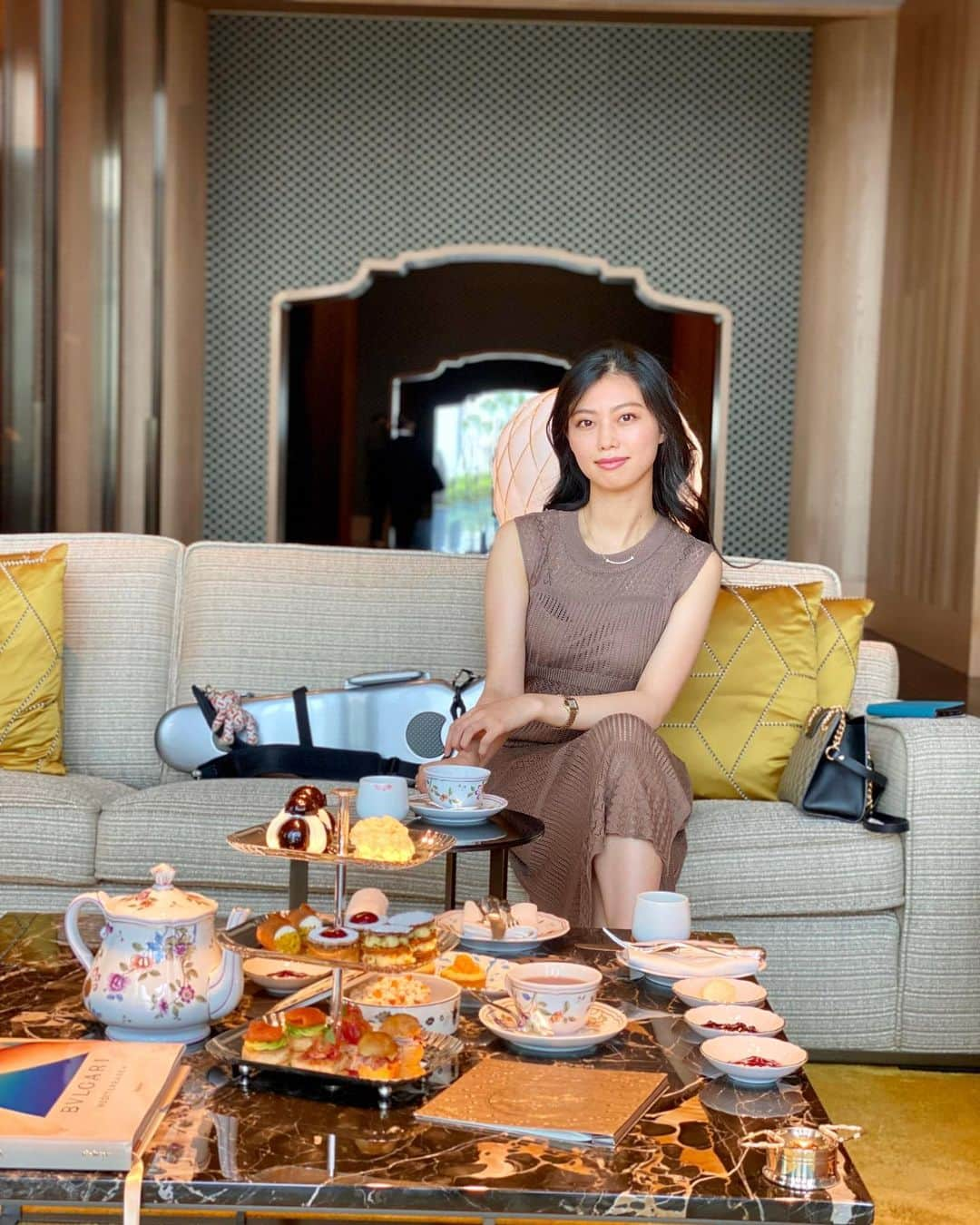 大庭絃子のインスタグラム：「⁡ 📍afternoon tea / Bulgari Hotel Tokyo , The Lounge  ⁡ 先日の久しぶりなアフタヌーンティー。 「ラ・パスティッチェリア ニコ・ロミート」人気メニューのプチサイズたちが可愛い🩷セイボリーも美味しくて好みでした! ふらっと訪れてたまたまアフタヌーンティーをいただけたラッキーな日❣️ (席数少ないので予約した方が良いです◎) ⁡ ーーーーーーーーー Concert schedule (open) 🎻 ⁡ ⁡ ＊8/22(火)19:00-* ラメンサジャスミン(広尾) Vl.大庭絃子・小泉奈美 ⁡ ＊9/22(金)19:30-Birthday Live* 赤坂dot&blue Vl.大庭絃子 Pf.吉田奈生 ⁡ ＊10/4(水)19:00-* 名曲喫茶カデンツァ(本郷三丁目) Vl.大庭絃子 Pf.近藤愛花 ⁡ ＊10/17(火)19:00-* Vl.大庭絃子・西浦詩織 Pf.室井悠李 MZES TOKYO(赤坂) ⁡ ＊11/9(木)19:00-ピアノ5重奏* ティアラこうとう小ホール(住吉) ⁡ ＊8/17,9/20 銀座Ankh ⁡ *オンライン配信有り。 ⁡ ご予約はHPまたはSNSより承っております。 https://itokooba.com/ ⁡ ⁡ #Bulgari#BulgariHotels#BulgariHotelTokyo#burgarimemories #midtownyaesu #Bulgaribar #ブルガリ#ブルガリスパ#八重洲ミッドタウン#マリオット#アフタヌーンティー#アフヌン #アフヌン巡り #NikoRomito # リチャードジノリ#演奏会#ヴァイオリン」