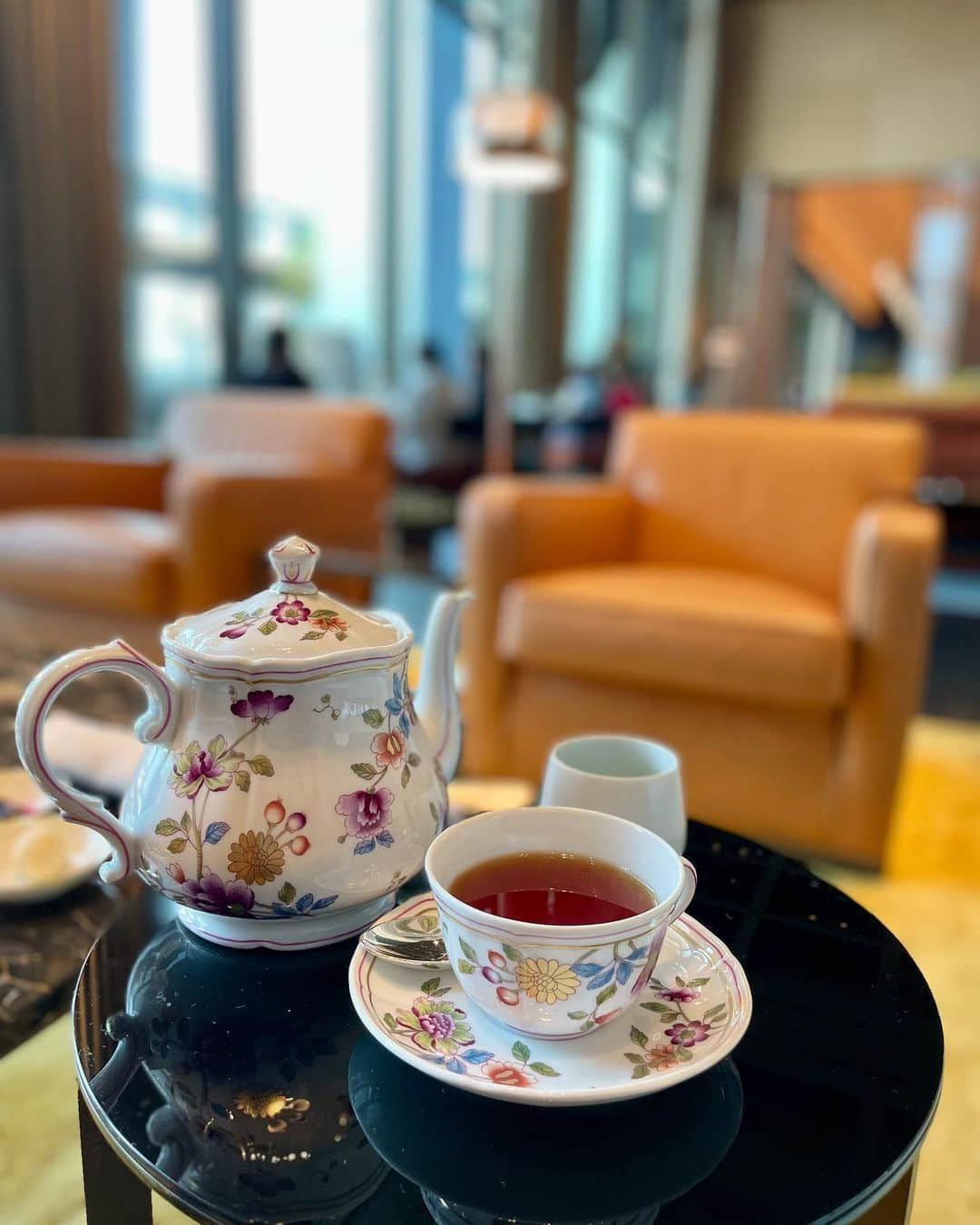 大庭絃子さんのインスタグラム写真 - (大庭絃子Instagram)「⁡ 📍afternoon tea / Bulgari Hotel Tokyo , The Lounge  ⁡ 先日の久しぶりなアフタヌーンティー。 「ラ・パスティッチェリア ニコ・ロミート」人気メニューのプチサイズたちが可愛い🩷セイボリーも美味しくて好みでした! ふらっと訪れてたまたまアフタヌーンティーをいただけたラッキーな日❣️ (席数少ないので予約した方が良いです◎) ⁡ ーーーーーーーーー Concert schedule (open) 🎻 ⁡ ⁡ ＊8/22(火)19:00-* ラメンサジャスミン(広尾) Vl.大庭絃子・小泉奈美 ⁡ ＊9/22(金)19:30-Birthday Live* 赤坂dot&blue Vl.大庭絃子 Pf.吉田奈生 ⁡ ＊10/4(水)19:00-* 名曲喫茶カデンツァ(本郷三丁目) Vl.大庭絃子 Pf.近藤愛花 ⁡ ＊10/17(火)19:00-* Vl.大庭絃子・西浦詩織 Pf.室井悠李 MZES TOKYO(赤坂) ⁡ ＊11/9(木)19:00-ピアノ5重奏* ティアラこうとう小ホール(住吉) ⁡ ＊8/17,9/20 銀座Ankh ⁡ *オンライン配信有り。 ⁡ ご予約はHPまたはSNSより承っております。 https://itokooba.com/ ⁡ ⁡ #Bulgari#BulgariHotels#BulgariHotelTokyo#burgarimemories #midtownyaesu #Bulgaribar #ブルガリ#ブルガリスパ#八重洲ミッドタウン#マリオット#アフタヌーンティー#アフヌン #アフヌン巡り #NikoRomito # リチャードジノリ#演奏会#ヴァイオリン」8月15日 17時14分 - itokooba