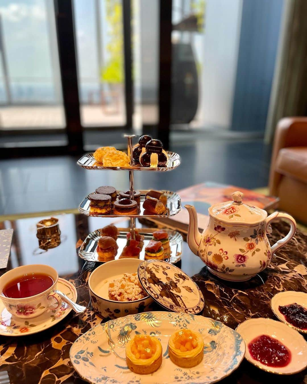 大庭絃子さんのインスタグラム写真 - (大庭絃子Instagram)「⁡ 📍afternoon tea / Bulgari Hotel Tokyo , The Lounge  ⁡ 先日の久しぶりなアフタヌーンティー。 「ラ・パスティッチェリア ニコ・ロミート」人気メニューのプチサイズたちが可愛い🩷セイボリーも美味しくて好みでした! ふらっと訪れてたまたまアフタヌーンティーをいただけたラッキーな日❣️ (席数少ないので予約した方が良いです◎) ⁡ ーーーーーーーーー Concert schedule (open) 🎻 ⁡ ⁡ ＊8/22(火)19:00-* ラメンサジャスミン(広尾) Vl.大庭絃子・小泉奈美 ⁡ ＊9/22(金)19:30-Birthday Live* 赤坂dot&blue Vl.大庭絃子 Pf.吉田奈生 ⁡ ＊10/4(水)19:00-* 名曲喫茶カデンツァ(本郷三丁目) Vl.大庭絃子 Pf.近藤愛花 ⁡ ＊10/17(火)19:00-* Vl.大庭絃子・西浦詩織 Pf.室井悠李 MZES TOKYO(赤坂) ⁡ ＊11/9(木)19:00-ピアノ5重奏* ティアラこうとう小ホール(住吉) ⁡ ＊8/17,9/20 銀座Ankh ⁡ *オンライン配信有り。 ⁡ ご予約はHPまたはSNSより承っております。 https://itokooba.com/ ⁡ ⁡ #Bulgari#BulgariHotels#BulgariHotelTokyo#burgarimemories #midtownyaesu #Bulgaribar #ブルガリ#ブルガリスパ#八重洲ミッドタウン#マリオット#アフタヌーンティー#アフヌン #アフヌン巡り #NikoRomito # リチャードジノリ#演奏会#ヴァイオリン」8月15日 17時14分 - itokooba