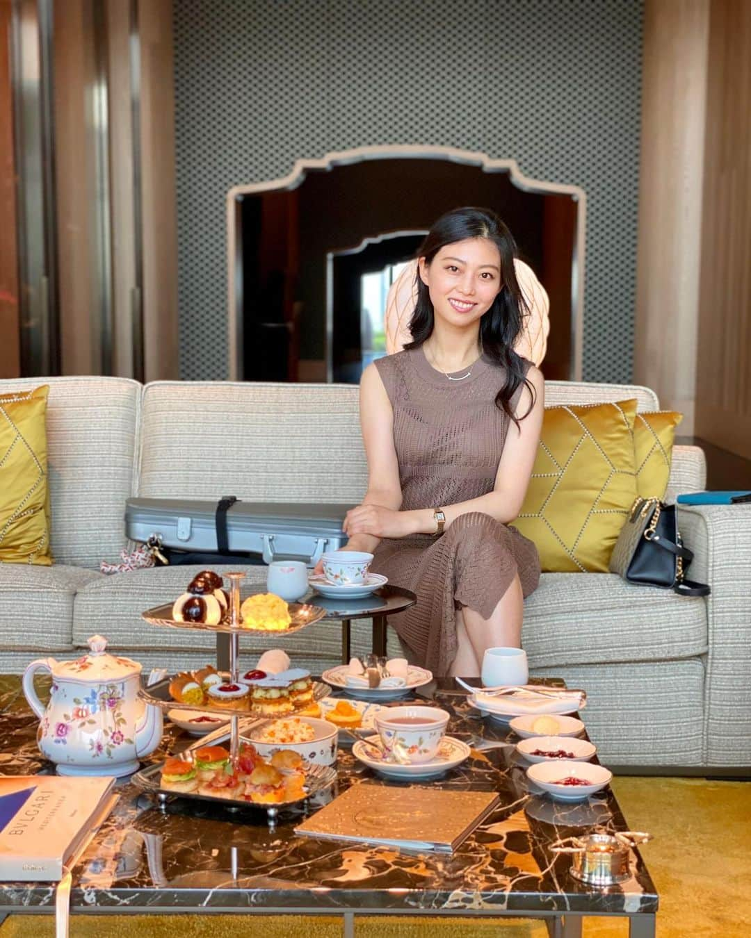 大庭絃子さんのインスタグラム写真 - (大庭絃子Instagram)「⁡ 📍afternoon tea / Bulgari Hotel Tokyo , The Lounge  ⁡ 先日の久しぶりなアフタヌーンティー。 「ラ・パスティッチェリア ニコ・ロミート」人気メニューのプチサイズたちが可愛い🩷セイボリーも美味しくて好みでした! ふらっと訪れてたまたまアフタヌーンティーをいただけたラッキーな日❣️ (席数少ないので予約した方が良いです◎) ⁡ ーーーーーーーーー Concert schedule (open) 🎻 ⁡ ⁡ ＊8/22(火)19:00-* ラメンサジャスミン(広尾) Vl.大庭絃子・小泉奈美 ⁡ ＊9/22(金)19:30-Birthday Live* 赤坂dot&blue Vl.大庭絃子 Pf.吉田奈生 ⁡ ＊10/4(水)19:00-* 名曲喫茶カデンツァ(本郷三丁目) Vl.大庭絃子 Pf.近藤愛花 ⁡ ＊10/17(火)19:00-* Vl.大庭絃子・西浦詩織 Pf.室井悠李 MZES TOKYO(赤坂) ⁡ ＊11/9(木)19:00-ピアノ5重奏* ティアラこうとう小ホール(住吉) ⁡ ＊8/17,9/20 銀座Ankh ⁡ *オンライン配信有り。 ⁡ ご予約はHPまたはSNSより承っております。 https://itokooba.com/ ⁡ ⁡ #Bulgari#BulgariHotels#BulgariHotelTokyo#burgarimemories #midtownyaesu #Bulgaribar #ブルガリ#ブルガリスパ#八重洲ミッドタウン#マリオット#アフタヌーンティー#アフヌン #アフヌン巡り #NikoRomito # リチャードジノリ#演奏会#ヴァイオリン」8月15日 17時14分 - itokooba