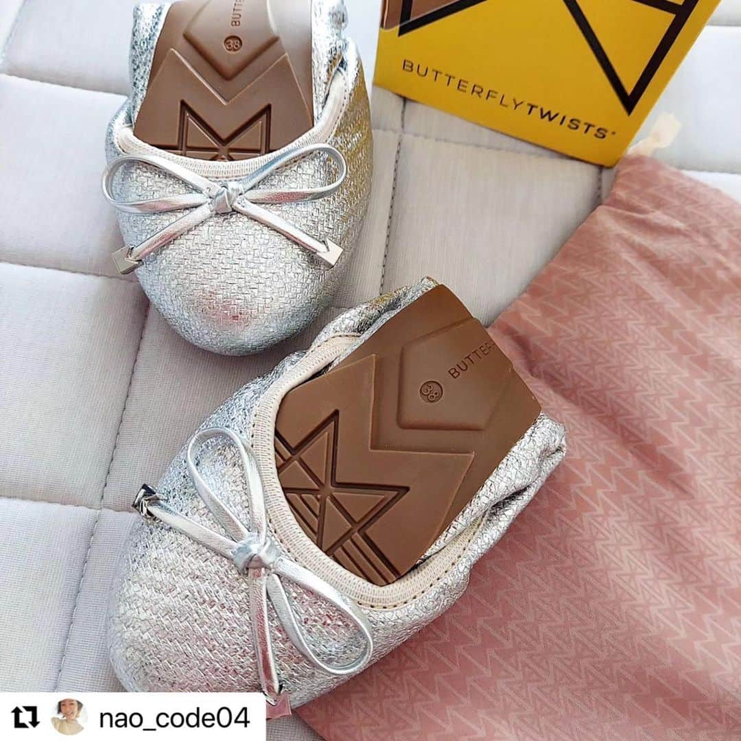 バタフライツイストさんのインスタグラム写真 - (バタフライツイストInstagram)「⋈ 《 POPUP STORE in 西武池袋本店 》 8/23(水)〜8/29(火)の期間限定で、西武池袋本店 3階にてPOPUP STOREの開催が決定致しました！2023年秋冬の注目新作モデルも登場し、実際にお手に取って履き心地をお試しいただける機会となります。近くまでお越しの際には、是非お立ち寄り下さい。  会場：西武池袋本店 3階(中央A6) 婦人靴売場イベントスペース 住所：東京都豊島区南池袋1-28-1 日程：8/23(水)〜8/29(火) 時間：10:00～21:00(月〜土) / 10:00～20:00(日祝休日)  《 ABC-MART BUTTERFLY TWISTS FAIR 》 ABC-MARTのグランドステージ銀座店 / プレミアステージ ルミネ有楽町店 / ららぽーと豊洲 / プレミアステージ ルミネ町田店 の4店舗でも、モアバリエーションのPOPUPイベントの同時開催が決定致しました！8/25(金)〜9/20(水)までの期間限定となっております。是非こちらにも足をお運び下さい。  ・・・  Thank you! nao_code04  ⁡ 【FRANKIE NP(SLV)】 21059NP 8,360円(税込) ⁡ #butterflytwists #バタフライツイスト #butterflytwistsfordaily #butterflytwistsfortravel ⁡ ・・・ ⁡ いつも見てくださりありがとうございます😊✨ ・ @butterflytwists_jp さんよりご提供頂たバレエシューズをご紹介させて頂きます🩰♥️ ・ 『ロンドン初のバレエシュー ズ』バタフライツイスト ⏩️FRANKIE NP_SLV ・ なんと折り畳めるシューズなんです‼️ ・ 私はドライブ🚙の時に愛用中♥️ ・ 軽いし長時間はいても疲れにくく、足にもしっかりフィットしてくれるので運転がしやすい～💮 ・ 持ち運びも便利なので、プレゼントなどにも喜ばれそう😊 ・ 色々なデザインなどもありますので、気になる方はチェックしてみてくださいね☀️ ・ 最後までご覧頂きありがとうございました♥️ ------------------------------------------ #butterflytwists #バタフライツイスト #高身長女子 #pr #butterflytwistsfordaily #大人カジュアルコーデ #フラットシューズ #バレエシューズコーデ #高身長 #フラットシューズコーデ #アラサー主婦 #シルバーシューズ #大人カジュアルコーデきれいめコーデ #シンプルコーデ」8月15日 17時26分 - butterflytwists_jp