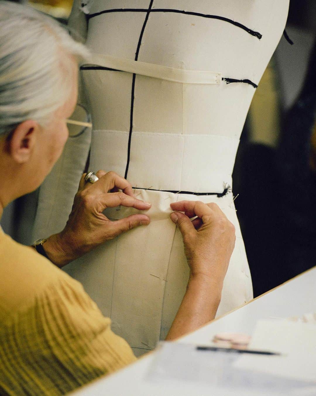 アーペーセーのインスタグラム：「BIENVENUE AU 39 RUE MADAME CHAPTER 1 / ATELIER  While the A.P.C. team is away on summer vacation, we're breathing life into the A.P.C. rue Madame HQ by telling you about its story.   The atelier is  A in A.P.C.  The start all and end all of the brand, it is the place where we cut, develop and bring to life - in what some might call an “old-fashioned” way -  the prototypes that will eventually become the pieces of the collection.  #APCParis」