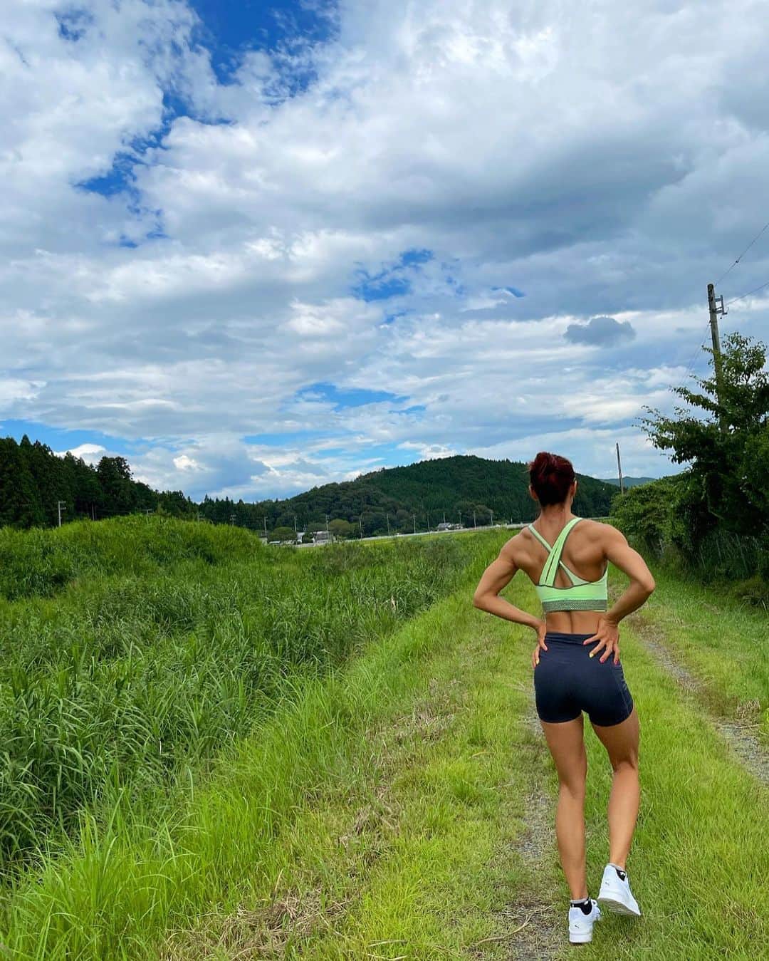 Aya（小山内あや）さんのインスタグラム写真 - (Aya（小山内あや）Instagram)「子どもの頃にトトロで見たような景色でランニング🏃🏼‍♀️🍃。虫除けスプレーは汗で全て流れ落ちましたwww」8月15日 17時26分 - aya_fitness