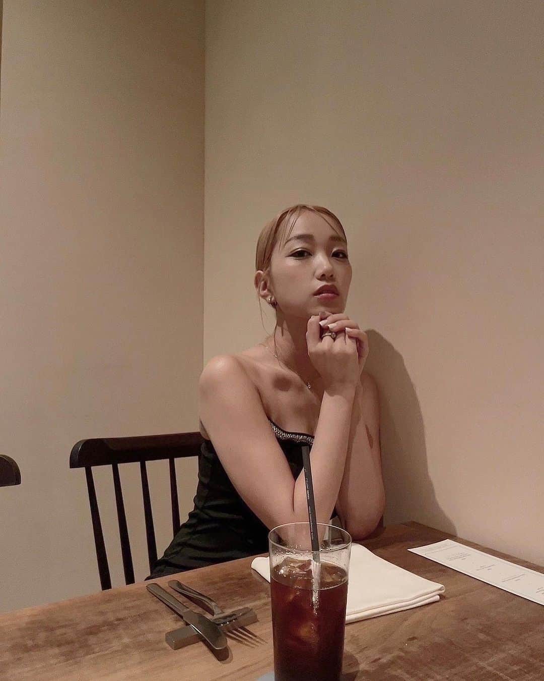 のインスタグラム：「だいぶ日にち経っちゃったけど 8/3で29歳を迎えました！  沢山の方にお祝いの言葉やプレゼントを頂き 本当に毎年素敵な日を過ごさせて頂いております…🥺  皆さん、本当に本当にありがとう！  いよいよ20代ラストということで 今年はいままで以上に速度と精度を上げて 突っ走っていこうと思います！  ここ数年、正直とても悲しい出来事や やりきれないことも沢山あったけれど 何事もまずは何かを成さねば始まらないし 言葉が力を持たないということを学びました。  そして愛せる人も、差し伸べる手も、その手を取ってくれる人も、とても限られているということも知りました。  その中で私は何が出来て、何をしたいか 来年の目標に向けて、そしてその先の夢を叶える為に 今やれることを精一杯やっていこうと思います。  私はまだまだ未熟ですが 助けてくれる仲間や親友や家族 愛してくれるファンの方が沢山いて それがすごく私を強くしてくれます。  来年のZepp新宿、目標1000人！！ 必ず満員でライブを迎えたいと思います！！  1年間全力で頑張りますので 皆さんも一緒に駆け抜けてくれたら 嬉しいです！！ 一緒にもっともっと沢山の夢を 私と一緒に見てみませんか☺️？  出来るかわからないことでも やっていくことにきっと意味がある。  まずは私がやってみるから 皆さんももし諦めそうなこととか 諦めてたことがあったら 一緒に始めてみませんか？？  頑張る人達にこの言葉が届いていくように。 もっともっと頑張ります！！ 29歳のKIMIKAもどうぞよろしくお願いします🙇‍♀️  BIG LOVE!!!  #KIMIKA#29#Singer#japanesegirl#jpop」