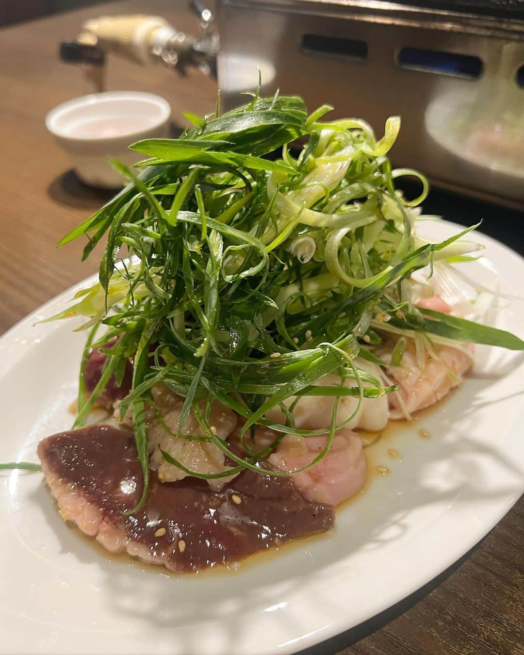 大見さなえさんのインスタグラム写真 - (大見さなえInstagram)「浜松町『焼肉ホルモン 在市』🥩 名物"ごちゃまぜ焼き"が有名なホルモン焼き屋さん☺️ ⁡ 【塩ホルモン】 ホソ(小腸)、ハツ、上ミノ、シビレ！ 小腸はコラーゲンたっぷりでプリプリ食感✨ ハツのサクッと歯触りの良さや、上ミノの弾力、 さまざまな食感を楽しめるの嬉しい☺️ ⁡ 【サーロインすき焼き風】 1枚がロースターいっぱいに広がる大きさ🥩 きめ細かな舌触りにとろける脂のお肉を 甘みのある卵黄ダレにからめて🍳 ⁡ 【名物 ごちゃまぜ焼き】 20種類以上の赤身肉やホルモンの中から 好きなものを選んで 特製のピリ辛ダレと混ぜ混ぜ♪ 仕上げに大量の九条ネギを乗せて焼いたら完成✨ ⁡ お通しの山盛りキャベツをご飯代わりに食べると ヘルシーなのに満足感あった🤤🥬 ⁡ 店内は広々とした空間で個室あり！ ⁡ この日は一緒にいて幸せな気持ちになる 可愛いあいりちゃんと一緒に👭💓 ーーーーーーーーーーーーーーーーーーーーーー 在市極みコース(90分飲み放題付き)7,700円 •上タン塩 •本日のオススメ　塩焼き •塩ホルモン •サーロインすき焼き風 •本日オススメ　ごちゃまぜ焼き ユッケジャンスープ(追加) ーーーーーーーーーーーーーーーーーーーーーー エリア　浜松町 予算　7,000円〜9,000円 オススメ ごちゃまぜ焼き ーーーーーーーーーーーーーーーーーーーーーー #焼肉ホルモン在市 #ホルモン #浜松町グルメ #浜松町ディナー #在市 #めぐログ_焼肉 #めぐログ_浜松町 #焼肉 #サーロイン #肉テロ #飯テロ #東京焼肉」8月15日 17時28分 - tabe_megumi