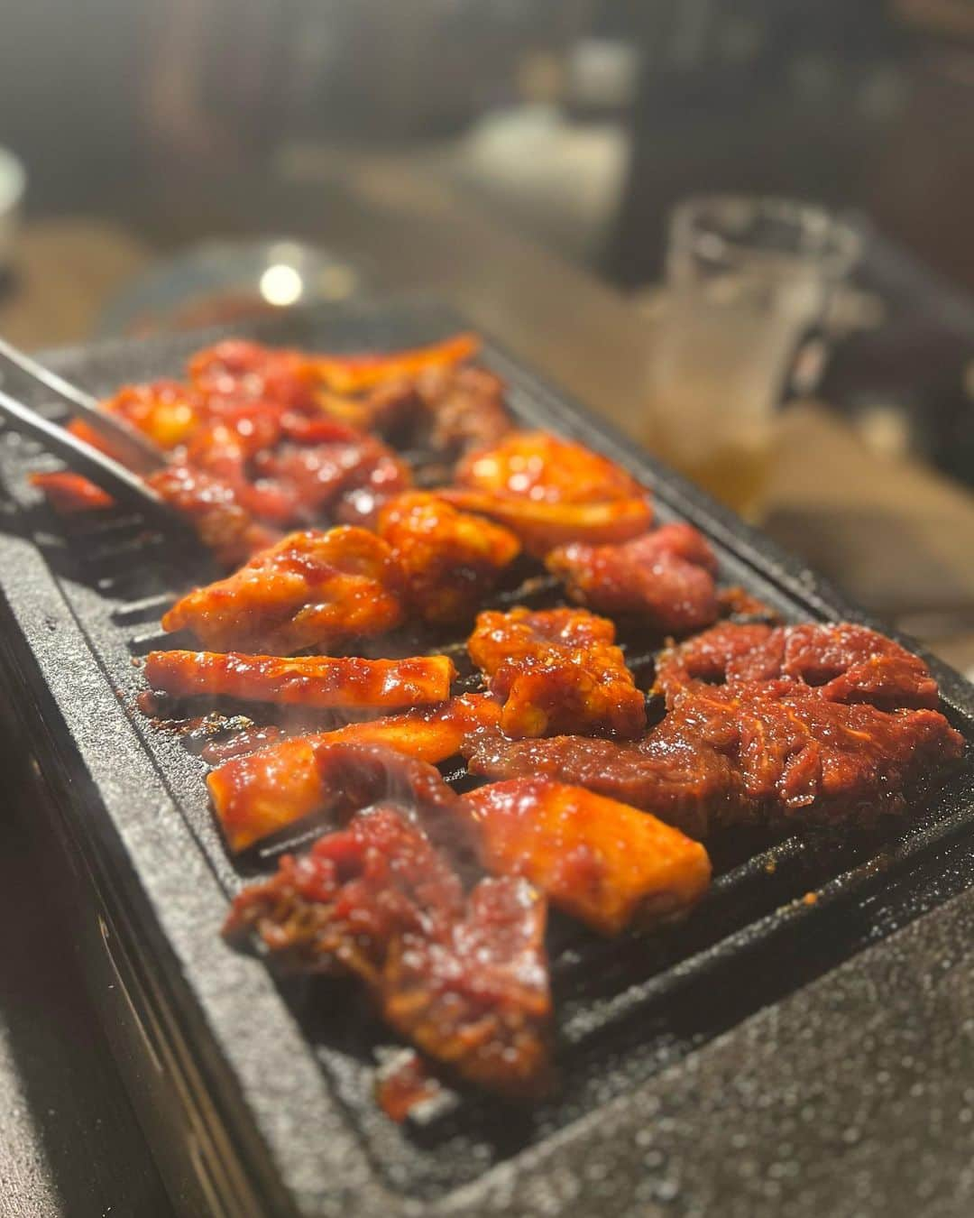 大見さなえさんのインスタグラム写真 - (大見さなえInstagram)「浜松町『焼肉ホルモン 在市』🥩 名物"ごちゃまぜ焼き"が有名なホルモン焼き屋さん☺️ ⁡ 【塩ホルモン】 ホソ(小腸)、ハツ、上ミノ、シビレ！ 小腸はコラーゲンたっぷりでプリプリ食感✨ ハツのサクッと歯触りの良さや、上ミノの弾力、 さまざまな食感を楽しめるの嬉しい☺️ ⁡ 【サーロインすき焼き風】 1枚がロースターいっぱいに広がる大きさ🥩 きめ細かな舌触りにとろける脂のお肉を 甘みのある卵黄ダレにからめて🍳 ⁡ 【名物 ごちゃまぜ焼き】 20種類以上の赤身肉やホルモンの中から 好きなものを選んで 特製のピリ辛ダレと混ぜ混ぜ♪ 仕上げに大量の九条ネギを乗せて焼いたら完成✨ ⁡ お通しの山盛りキャベツをご飯代わりに食べると ヘルシーなのに満足感あった🤤🥬 ⁡ 店内は広々とした空間で個室あり！ ⁡ この日は一緒にいて幸せな気持ちになる 可愛いあいりちゃんと一緒に👭💓 ーーーーーーーーーーーーーーーーーーーーーー 在市極みコース(90分飲み放題付き)7,700円 •上タン塩 •本日のオススメ　塩焼き •塩ホルモン •サーロインすき焼き風 •本日オススメ　ごちゃまぜ焼き ユッケジャンスープ(追加) ーーーーーーーーーーーーーーーーーーーーーー エリア　浜松町 予算　7,000円〜9,000円 オススメ ごちゃまぜ焼き ーーーーーーーーーーーーーーーーーーーーーー #焼肉ホルモン在市 #ホルモン #浜松町グルメ #浜松町ディナー #在市 #めぐログ_焼肉 #めぐログ_浜松町 #焼肉 #サーロイン #肉テロ #飯テロ #東京焼肉」8月15日 17時28分 - tabe_megumi