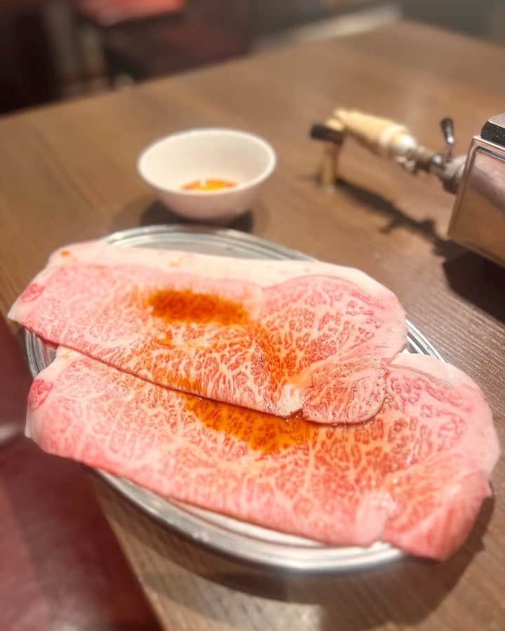 大見さなえのインスタグラム：「浜松町『焼肉ホルモン 在市』🥩 名物"ごちゃまぜ焼き"が有名なホルモン焼き屋さん☺️ ⁡ 【塩ホルモン】 ホソ(小腸)、ハツ、上ミノ、シビレ！ 小腸はコラーゲンたっぷりでプリプリ食感✨ ハツのサクッと歯触りの良さや、上ミノの弾力、 さまざまな食感を楽しめるの嬉しい☺️ ⁡ 【サーロインすき焼き風】 1枚がロースターいっぱいに広がる大きさ🥩 きめ細かな舌触りにとろける脂のお肉を 甘みのある卵黄ダレにからめて🍳 ⁡ 【名物 ごちゃまぜ焼き】 20種類以上の赤身肉やホルモンの中から 好きなものを選んで 特製のピリ辛ダレと混ぜ混ぜ♪ 仕上げに大量の九条ネギを乗せて焼いたら完成✨ ⁡ お通しの山盛りキャベツをご飯代わりに食べると ヘルシーなのに満足感あった🤤🥬 ⁡ 店内は広々とした空間で個室あり！ ⁡ この日は一緒にいて幸せな気持ちになる 可愛いあいりちゃんと一緒に👭💓 ーーーーーーーーーーーーーーーーーーーーーー 在市極みコース(90分飲み放題付き)7,700円 •上タン塩 •本日のオススメ　塩焼き •塩ホルモン •サーロインすき焼き風 •本日オススメ　ごちゃまぜ焼き ユッケジャンスープ(追加) ーーーーーーーーーーーーーーーーーーーーーー エリア　浜松町 予算　7,000円〜9,000円 オススメ ごちゃまぜ焼き ーーーーーーーーーーーーーーーーーーーーーー #焼肉ホルモン在市 #ホルモン #浜松町グルメ #浜松町ディナー #在市 #めぐログ_焼肉 #めぐログ_浜松町 #焼肉 #サーロイン #肉テロ #飯テロ #東京焼肉」