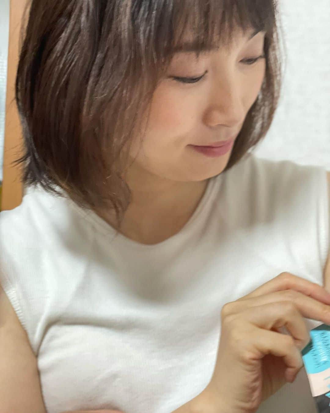 星野涼子のインスタグラム：「美人百花8月号 素材を最大限に活かすアイメイクの法則 参考になって実践しやすかった！  セルフメイク歴20年以上になっても、 雑誌やSNSのメイク情報実践してみると、 いつも新発見で、今までこれを知らずに生きてきたなんて、、🙃っていまだに思う(笑)  (撮影　長男4歳)  #美人百花 #福原遥　#メイク　#アイメイク　#新発見　#アップデート　#雑誌　#ブレてる　#男の子ママ　#makeup #화장 #아들맘　#スピッツ　#美しい鰭」