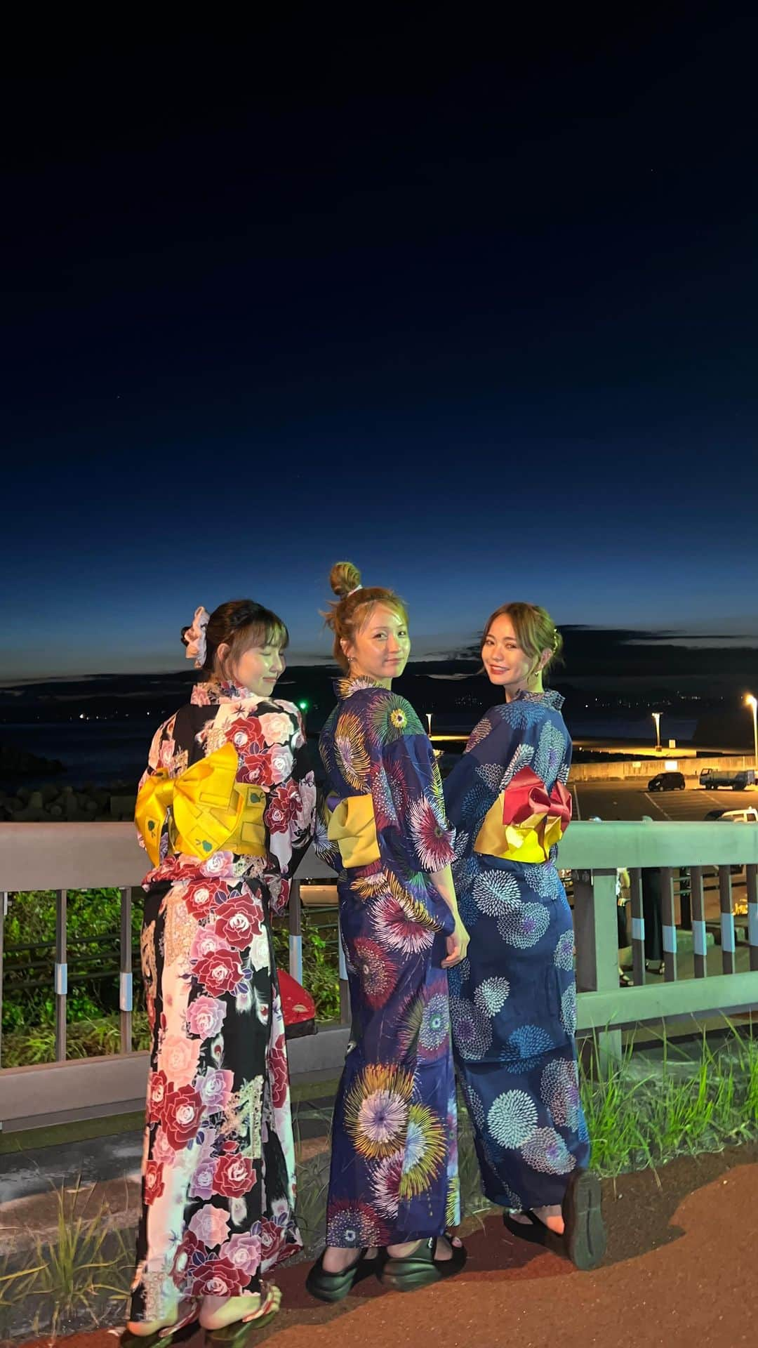 Ami のインスタグラム：「my power spot.  この夏2度目の伊豆大島🌺 花火大会は圧巻でした‼︎  何度行っても大好きな場所。  最高の夏の思い出ができました🏖🍦🎣」