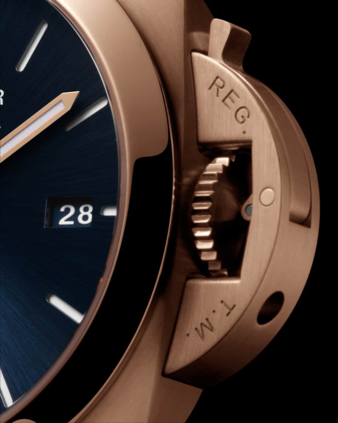 のインスタグラム：「In addition to its ground-breaking Goldtech™️ case, the Luminor Marina Goldtech™ #PAM1112 boasts a blue sun-brushed sandwich dial enhanced by Super-Luminova.  Link in Bio.  #Panerai #PaneraiLuminor #PaneraiWatch #LuminorMarina」