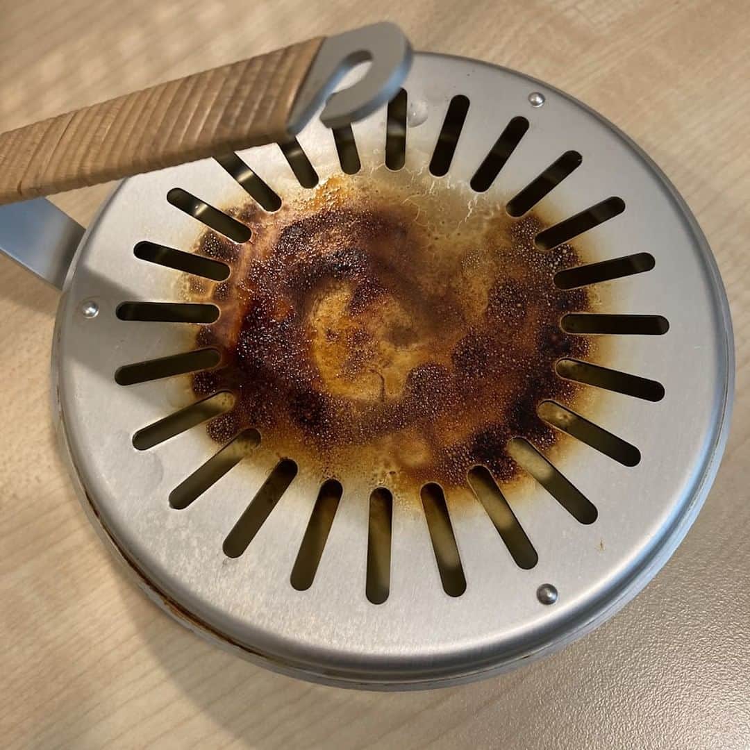 ecomfort（エコンフォート）さんのインスタグラム写真 - (ecomfort（エコンフォート）Instagram)「【ディッシュブラシの活用方法②】  エコンフォートハウスショップは毎週水曜日オープンしています。  先日ショップ担当だった日に、入口で焚いている 香遣のお手入れをしようと思い立ち、 弱アルカリ性の酵素洗剤を吹きかけてしばらく放置。 その後EHディッシュブラシでくるくる水洗いしたところ、 力も入れずに、するするヤニが落ちました。 もちろん、キズもつきません。  香遣が新品のようにキレイになってスッキリ！しました。 こまめにお手入れすることで長く使い続けていきたい香遣。 そのお手入れのお役立ちアイテムとなるEHのディッシュブラシは やはり私の暮らしの中で手放せません。  #sc_kh   #ECOMFORTHOUSE #エコンフォートハウス #森活プロジェクト #スポンジワイプ #ポップアップスポンジ #サステナブルキッチン #ディッシュブラシ #エコブラシ #スウェーデン王室御用達 #エコ #レフィル #リフィル #お手入れ #香遣 #蚊遣り #不燃マット」8月15日 17時37分 - ecomfort_eoct