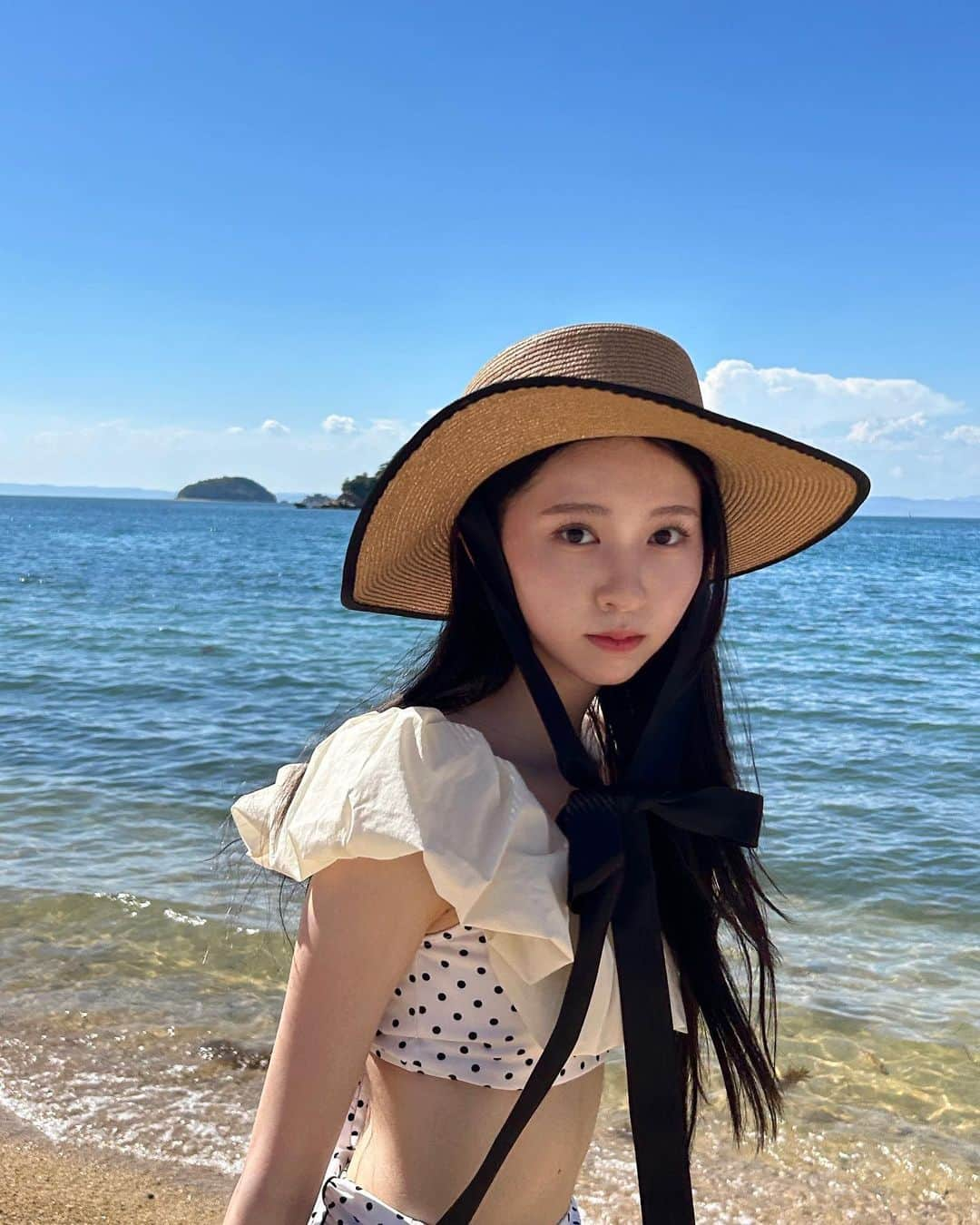 入江美沙希のインスタグラム：「海〜🏝️👒！ ⁡ 浴衣で夏祭り に続いて、夏にやりたい事がまたひとつできました..♡ ⁡ ⁡ ⁡ ⁡ ⁡ ⁡ ⁡ ⁡ ⁡ ⁡ ⁡ ⁡ #海#LILYBROWN #リリーブラウン#小豆島#香川県#ガーリー帽子#海コーデ#海ファッション#海スタイル#夏コーデ#夏ファッション#夏スタイル#巻き髪#ロングヘア#ゆる巻#ヘアスタイル#ヘアアレンジ#韓国ヘア#前髪なし#フレンチガーリー#フレンチガーリーコーデ#ガーリーコーデ#ガーリーファッション#高校生#06#jk2#jk#Japan#kawaii#🇯🇵🇯🇵🇯🇵」