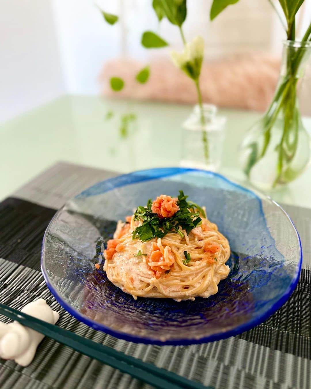 休井美郷さんのインスタグラム写真 - (休井美郷Instagram)「クリームパスタがたべたくて、大葉と鮭の明太子クリームパスタ♡  たまにはおうちご飯の写真も。📸  ･ というか最近今世紀最大くらいキッチンから離れてた。 反省。  #おうちごはん #自炊 #きゅういkitchen」8月15日 17時40分 - kyuui_misato