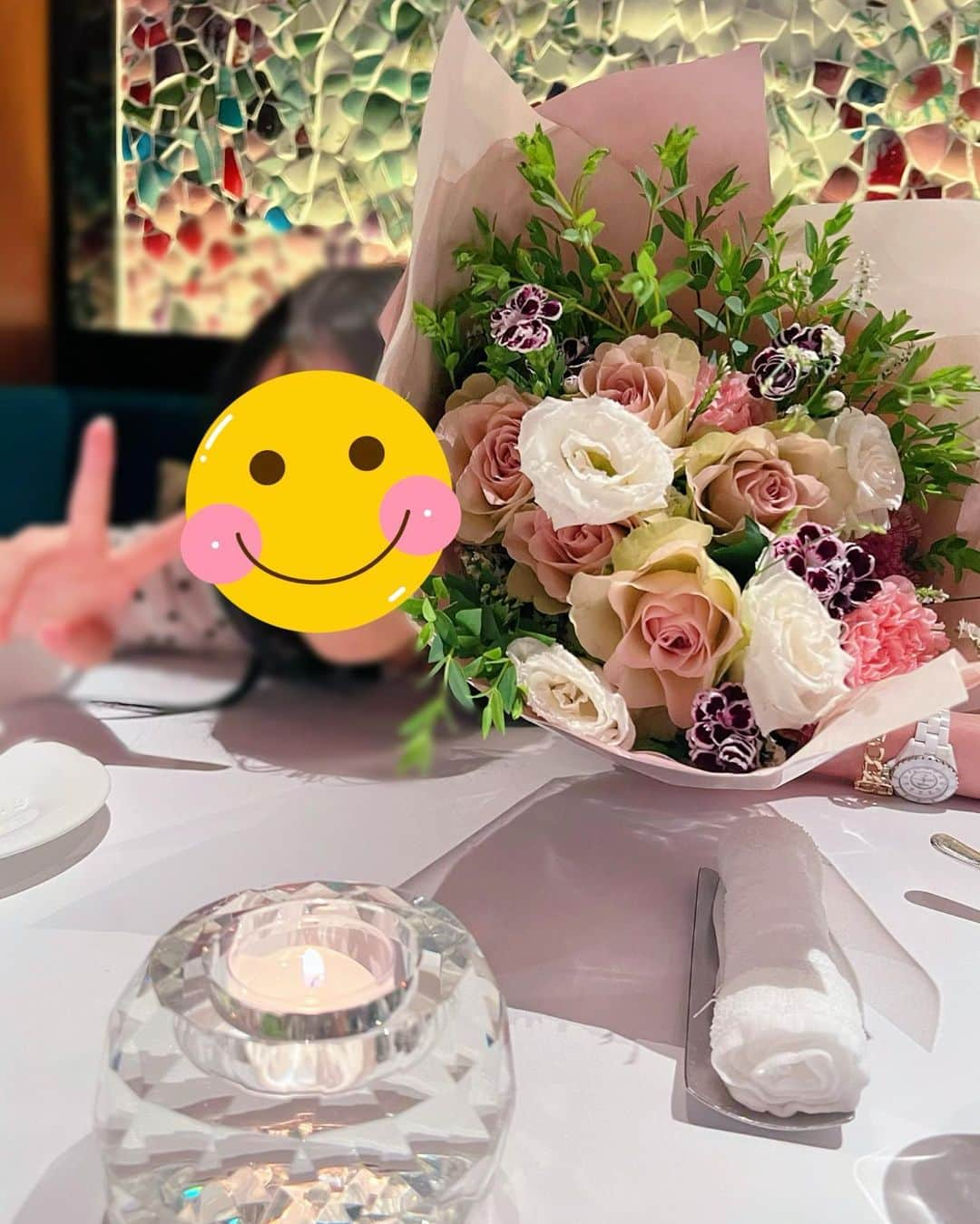 sayoko87さんのインスタグラム写真 - (sayoko87Instagram)「❥ ... ⁡ ⁡ - ̗̀ 🥂𝐻𝑎𝑝𝑝𝑦 𝑏𝑖𝑟𝑡ℎ𝑑𝑎𝑦🎂 ̖́- 少し早いけど娘の17歳のお祝いに…👧🏻💗 ⁡ 数年前から始まった息子と娘の誕生日に 良さげなお店で食べるシステム!?笑 毎回お店探しに苦労する😂 ⁡ サプライズで私にまで花束を用意してくれて 本当に嬉しかった🩷🩷🩷 ⁡ 娘っちHPB🎂🎉💕👧🏻💗 ⁡ ⁡ ⁡ 今回のお店は… リッツ・カールトン大阪 中国料理 香桃 ●胡桃の飴だき　 ●広東焼き物とイセ海老の冷菜　香桃オードブル　 ●タラバ蟹と冬瓜　スッポン出汁のスープ　 ●鱧と黄韮の発酵唐辛子炒め ●鮑を包んだタロイモのフライ 　オシェトラキャビア ●A5和牛フィレステーキ 　季節の野菜　西洋わさびのソース ●海鮮の冷やしソバ　烏龍茶の香り ●マンゴースープ　燕の巣　 中国菓子　フルーツ ⁡ ⁡ ⁡ ⁡ ⁡ ⁡ ⁡ ⁡ #happybirthday #hpb #birthdayparty  #リッツカールトン大阪 #リッツカールトン #中国料理 #中国料理香桃 #香桃 #お祝いディナー #birthdaydinner  #誕生日祝い #17歳 #セブンティーン #생일축하해 #생일 #축하해요 #해피버스데이」8月15日 17時40分 - sayoko.87