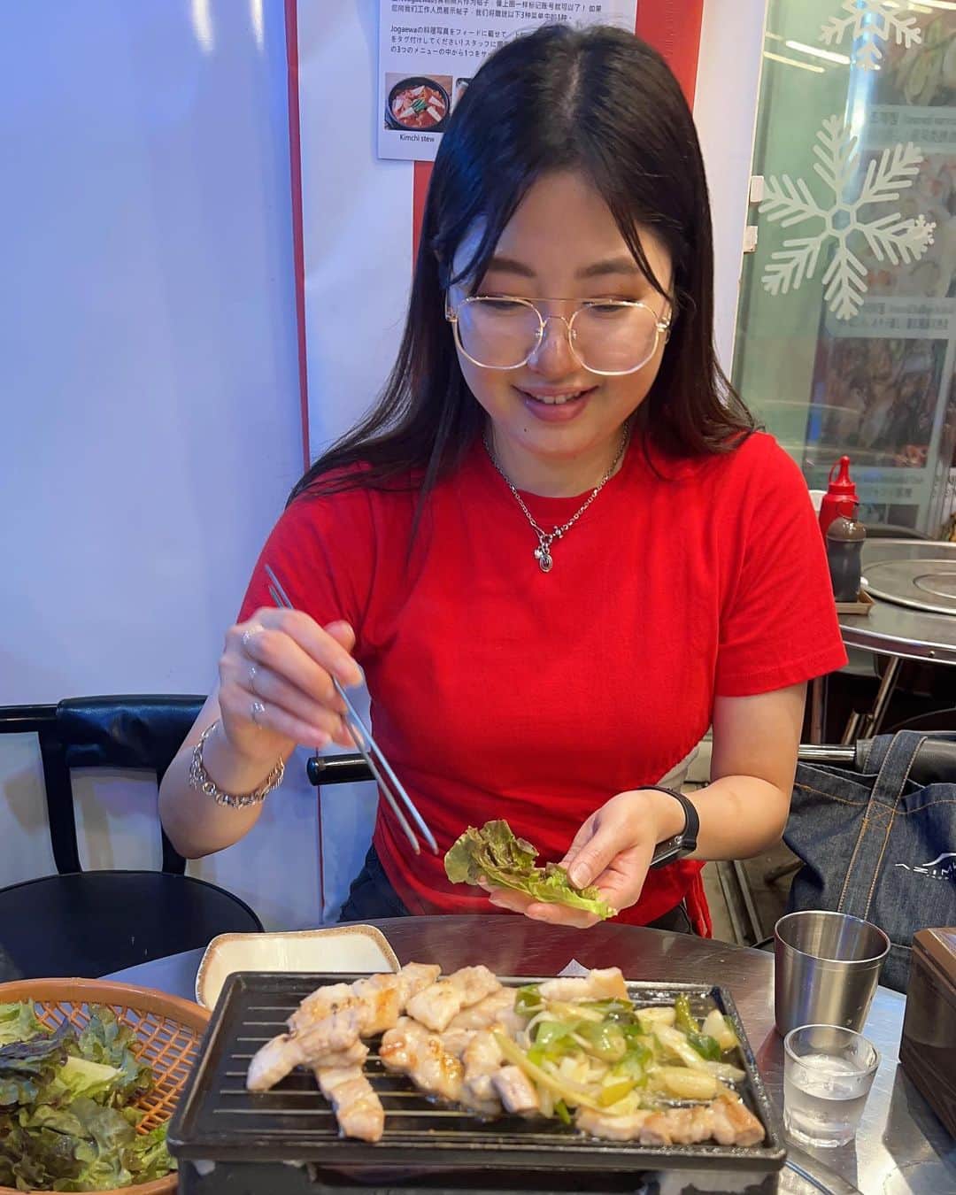 蔵下穂波のインスタグラム：「. おいしそーうっ！の顔🥸  20代前半は食べる事がそんなに好きじゃなかったけど 歳をとるにつれて美味しい物食べるのが幸せになってる🤣 (めっちゃ太るけど)  #한국여행 #빨리가고싶어 #美味しい #サムギョプサル  追伸、빨리 먹고싶다는 표정 ㅋㅋㅋㅋ」