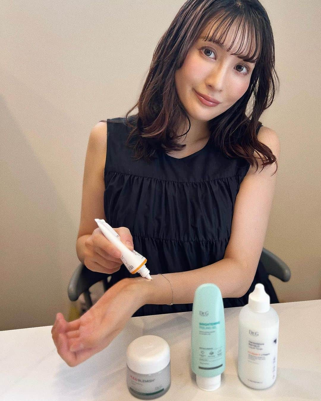 ANNA 杏奈のインスタグラム：「Dr.Gのプロモーションに参加しています🩷  ┈┈┈┈┈┈┈┈┈┈┈┈┈┈┈┈┈┈┈┈ Dr.G  ・ブライトニングピーリングジェル ・ザモイスチャーバリアDリキッドトナー ・レッドブレミッシュクリアスージングクリーム ・ブライトニングアップサンプラス  ┈┈┈┈┈┈┈┈┈┈┈┈┈┈┈┈┈┈┈┈  ・ブライトニングピーリングジェル 優しくクルクルするだけで角質がポロポロ落ちてピーリングできちゃう！ 終わった後の突っ張る感じもないよ🩷 私は小鼻によく使う👃✨ 明らかにスキンケアが入りやすくなるのを実感できた💡  ・ザモイスチャーバリアDリキッドトナー 刺激を感じず使える拭き取りトナー🤍 5種類のCICA成分とアフリカンアロエの成分が水分補給と鎮静をしてくれる💡 コットンにたっぷり浸してパックもできる色んな使い方が出来る万能トナー🙌  ・レッドブレミッシュクリアスージングクリーム 敏感肌でも、ニキビ肌にも使える 低刺激処方のクリームに🩷 塗った直後はしっとり、その後サラッとした使用感に変わる🧴❣️  ・ブライトニングアップサンプラス  塗るだけでトーンアップする日焼け止め🧴はすごく嬉しい☺️🩷 伝わるかなっ。 お肌休めたい時とか自然にお肌を綺麗に見せてくれるのでこれだけで過ごせる💡   Dr.G公式オンラインストア、Qoo10、楽天 ロフト、イオン、マツモトキヨシ、ココカラファインなどで購入できるよ🩷 . . . #PR #日焼け止め #ドクタージー #シカクリーム #角質ケア #メガ割 #韓国コスメ　#Drg  #スキンケア　#アラサー女子 #アラサー　#敏感肌　#乾燥肌」