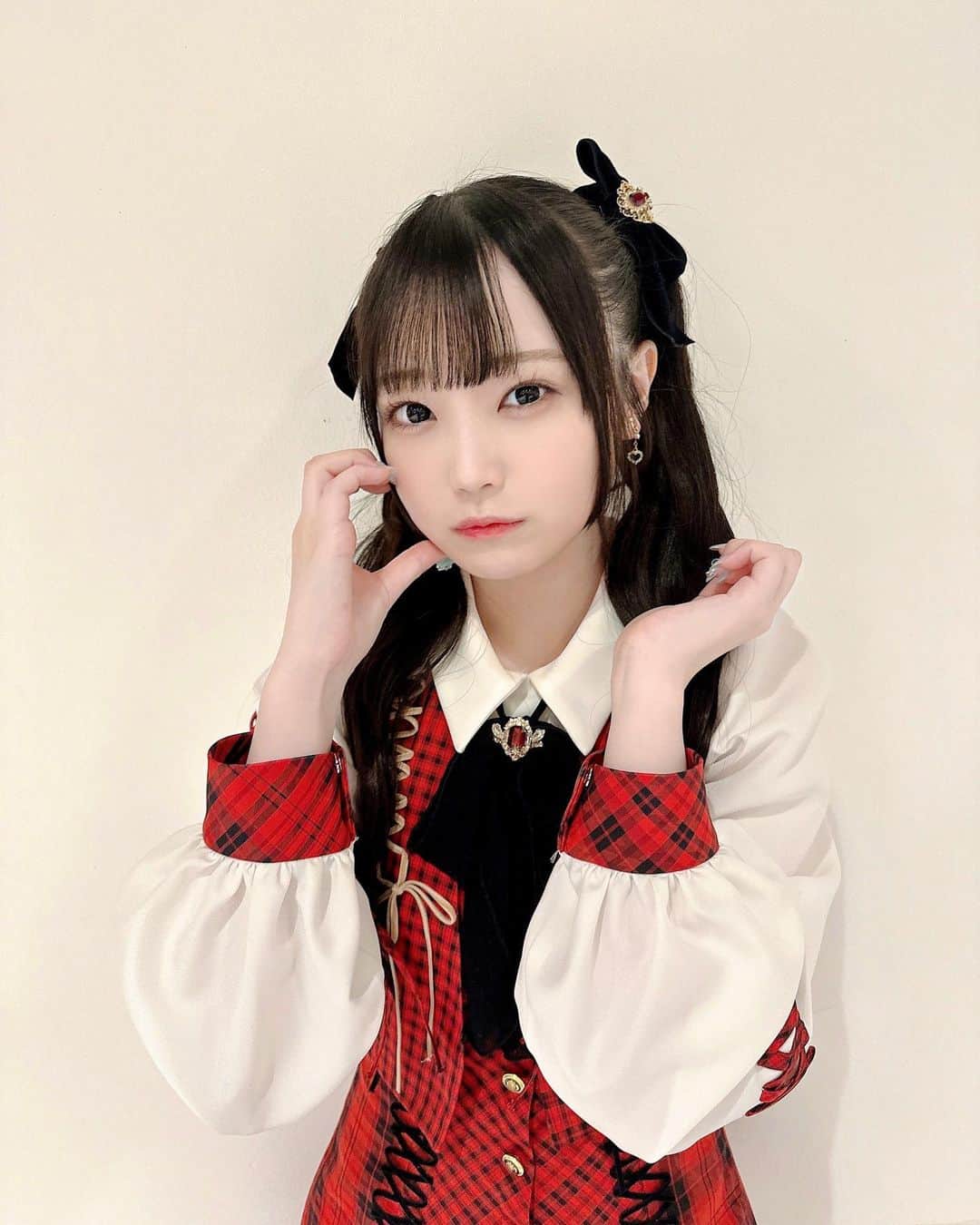 佐藤美波のインスタグラム：「🐈‍⬛  やっぱり赤チェックだいすき🫶🏻   #akb48 #アイドル #idol  #アイドル衣装  #ツインテール」