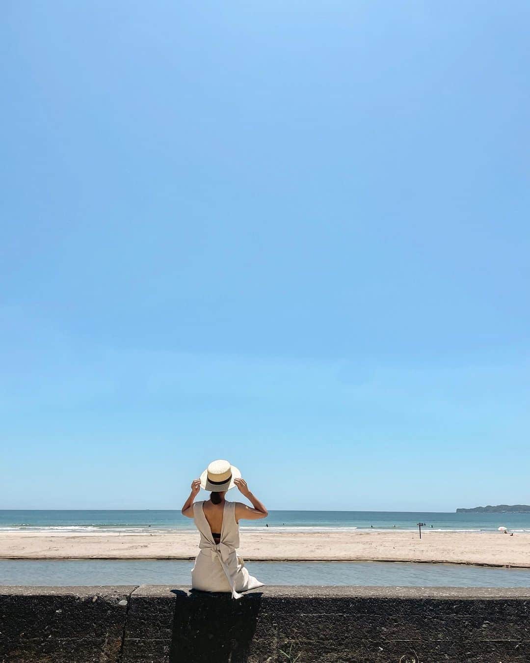 藤崎奈々子さんのインスタグラム写真 - (藤崎奈々子Instagram)「台風が来る前の穏やかな御宿 海の家も出ていて、なかなか夏を感じられるので毎年ちょこっと覗きに来ます(海水浴シーズンは人が多いから覗くだけ笑) ・ 東京から約1時間半ほどで着ける海なのでshort tripにおススメです さらに、美味しい韓国料理屋さん 青木家が近くにあるのでぜひ御宿に来たら行ってみてほしい！ 個人的にはカムジャタンの美味しさが神がかってます ＿＿＿＿＿＿＿＿＿＿＿＿＿＿＿ 	青木家 電話	0470-68-2457 住所	千葉県夷隅郡御宿町上布施1399 最寄りの御宿駅から約3km 時間	11:00～17:00 定休	月曜、火曜 ＿＿＿＿＿＿＿＿＿＿＿＿＿＿＿  #小旅行 #旅行好き #旅行好き女子 #大人旅 #御宿 #海水浴場 #韓国料理屋 #千葉観光 #千葉グルメ  #カメラ旅 #女子旅 #国内旅行 #ナナタビ #ナナコタビ」8月15日 17時49分 - nanakofujisaki
