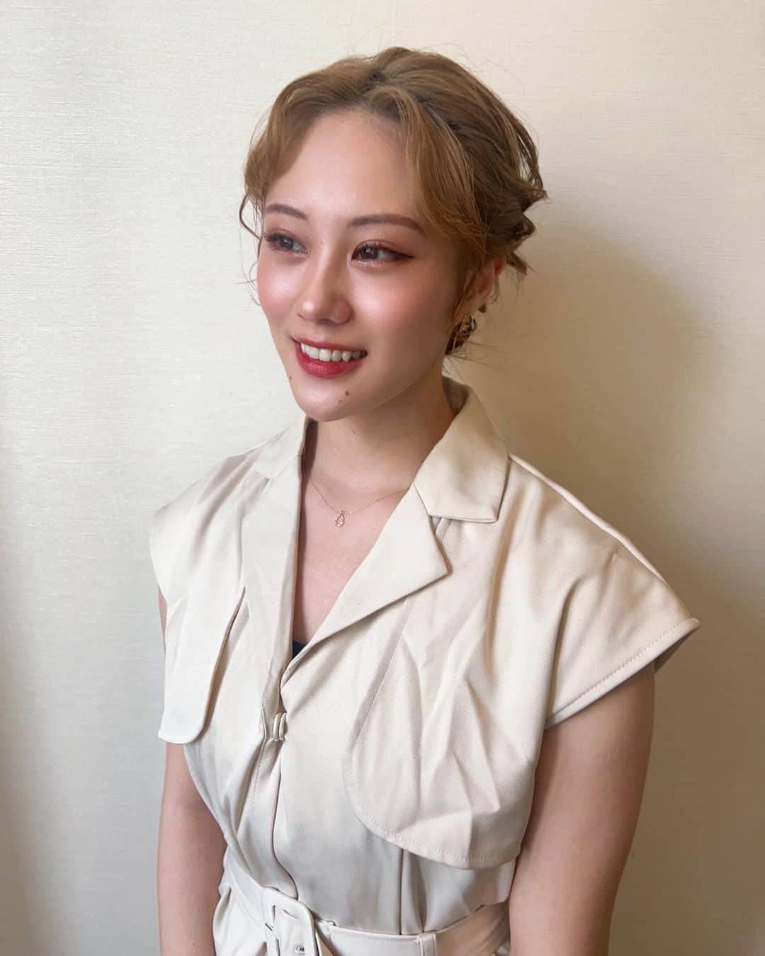 花島なつみのインスタグラム：「・ 楽しかった🥰 ・ ・ #ヘアメイク #ヘアアレンジ #韓国ヘア #韓国メイク#ハイトーンカラー #ブリーチカラー#ウェディングヘア」