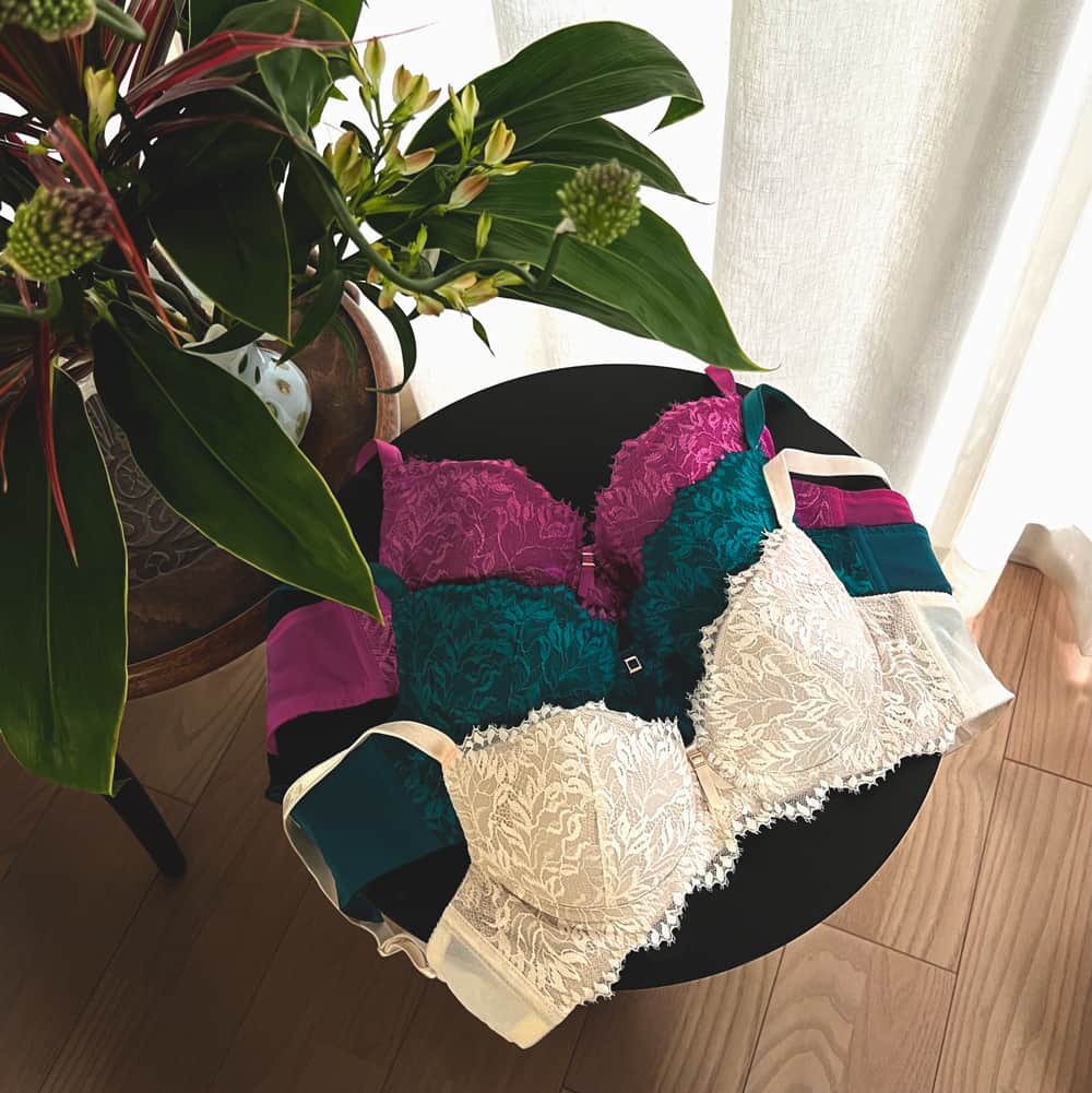 BradelisNewYork/ブラデリスニューヨークのインスタグラム：「. BRADELIS Wendy 23A1 -Step1- New Arrival.+  8月より販売の≪ウェンディ≫は、 有機的で繊細なボタニカル柄のアイラッシュレースが目印◎  シャープな印象のレース＋甘さを抑えたデザインが新鮮です.*°  鮮烈な印象の【フューシャピンク】 柄の映える【パールベージュ】 深みのある【ターコイズ】 と、クールに着こなしていただけるカラーラインナップで登場します✧  ・ ・ ・ ※ご使用のパソコンモニターやスマートフォンの画面によっては、商品の色合いが画面表示のものと現物で異なる場合があります。  #ブラデリスニューヨーク #ブラデリス #bradelisnewyork #育乳ブラ #bradelis #育乳 #補整ブラ #補整下着 #補正 #補正ブラ #スタイルアップ #ボディメイク #新作 #aw #styleup #バストケア #美ボディ #秋冬」