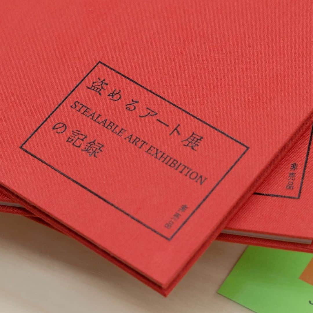 長谷川踏太さんのインスタグラム写真 - (長谷川踏太Instagram)「２０２３年７月８日、same galleryで行った「盗めるアート展」から３年を記念して、盗めるアート展の記録本を製作しました。元々イベント当日や、snsでの反応、メルカリでの転売の様子などを個人でできる限り集め、スクラップブックにしていたものを、スタッフ、関係者、参加してくれたアーティスに記念品として配れるように本の形にしました。 : 非売品、100部限定、動画付  On 8 July 2023, to celebrate three years since we held the Stealable Art Exhibition at SAME GALLERY, we produced a book documenting the Stealable Art Exhibition. Originally, I collected as much as I could on the day of the event, reactions on sns, reselling on Mercari, etc., and made a scrapbook of them, which I made into a book to give to staff, related people and participating artists as a commemorative gift for the third anniversary. ：Not for sale, limited edition of 100 copies」8月15日 18時01分 - t_o_t_a