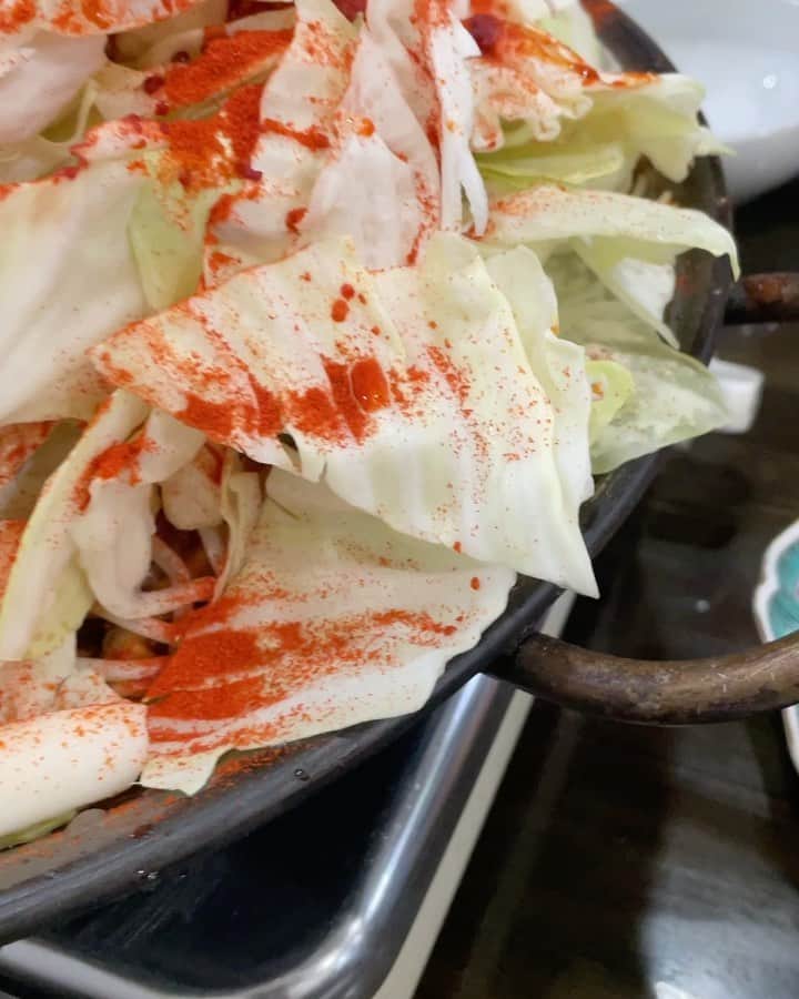 のインスタグラム：「広島の炊きにく！ 韓国のすき焼き風な炊きにく！ 真っ赤てすが。 全然辛くなく！ 最高のあんばい！ めちゃくちゃうまいなぁー！ 「トッポギたきにく」 中にトッポギももちろん入っております！ 〆までしっかりいただきました。 #永島知洋 #広島グルメ #炊きにく #トッポギたきにく  #韓国料理」