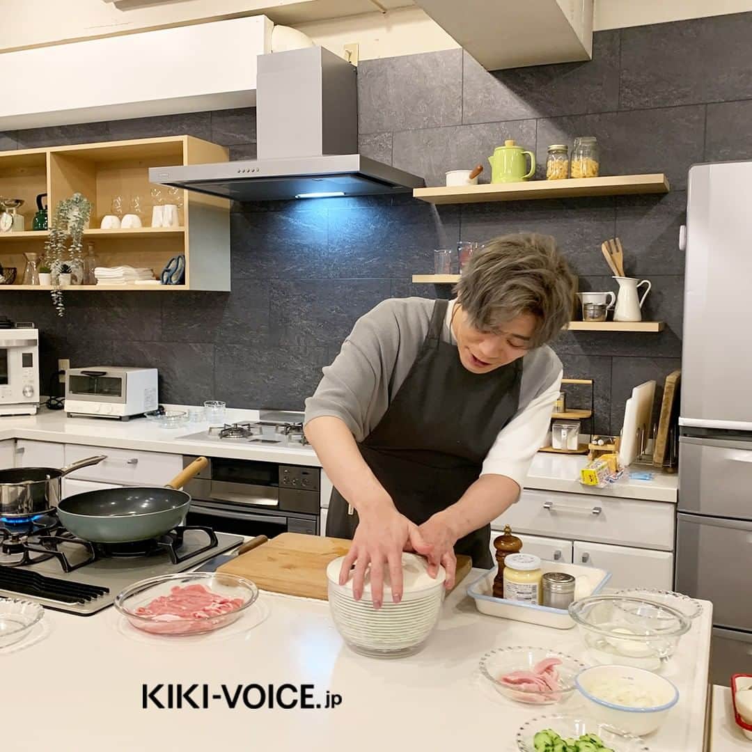 VOICE Newtypeさんのインスタグラム写真 - (VOICE NewtypeInstagram)「・ 「ボイスニュータイプ」のWEBサイト[KIKI]で連載中「#古川慎のここらで一息」 本日は撮影の際スタッフが収めた第65回のオフショットを公開📸  .  前回に引き続き、 #家庭料理 に #挑戦 中の古川さん。 #野菜 の #水切り器 を初めて使ったそうで、「すごい！」と 感激しながら何度も回転させていました🤭笑 #生姜焼き も先生に教えてもらいながら、美味しそうに仕上がりました。 実食の様子は、記事内の #メイキング動画 でご確認ください！  .  プロフィールのURLからKIKIにアクセス▶@voice_newtype 連載記事は「Journal 連載」のバナーからチェックできます🥰  ▼記事URL https://kiki-voice.jp/journal/1683  .  #古川慎 #オフショット #KIKIVOICEJP #ボイスニュータイプ #voicenewtype」8月15日 18時00分 - voice_newtype