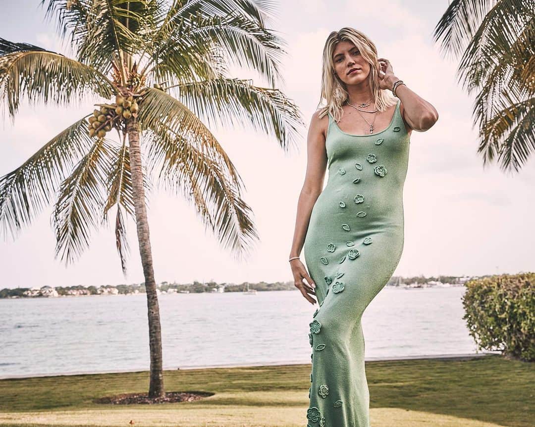 デヴォン・ウィンザーのインスタグラム：「Happiest by the ocean 🌊」
