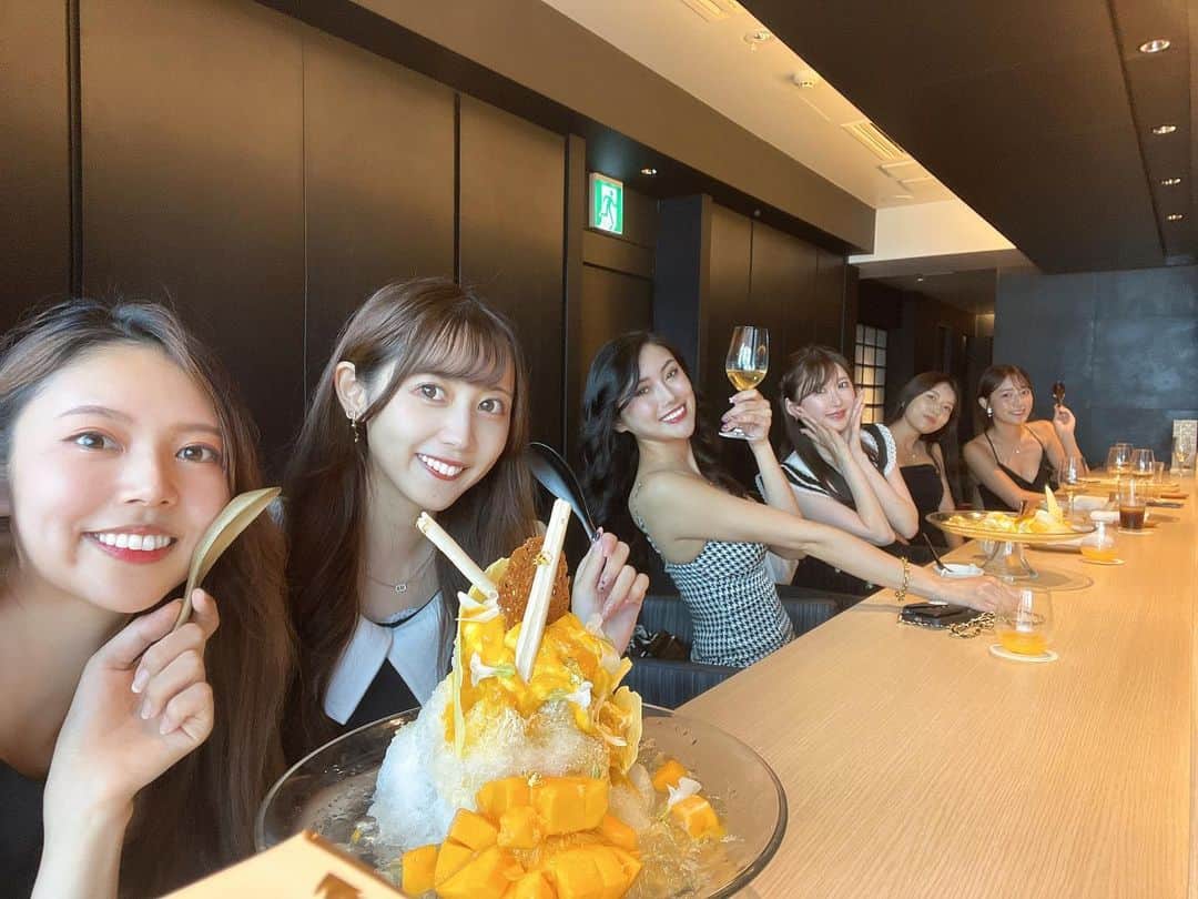 のインスタグラム：「夏☀️お寿司もかき氷も食べて最高でした！🍣🍧 2人でひとつ頂いてもサイズ・味ともに満足度凄すぎる みんなで1列並んで食べたの なんか縁側で食べてるみたいで楽しかった♥️ めっちゃ話題の「コンテス・ドュ・セレス」という高級シャンパンを使った贅沢かき氷✨️ お酒弱い私でもジュレになっているから美味しく食べられて マンゴーも最高😭👏✨🥭 かき氷は麻布十番祭りから解禁ということで ⁡普段は会員のみのお寿司屋さんですが お祭りの時ならお店の前で伝えたら食べられるそうです！ 会員さんは事前予約で食べられます！ バラちらしランチは誰でも一休や食べログから予約可能です✨️ シンディ誘ってくれてありがとう！ お店が私たちだけで過ごさせていただいたので ぶっちゃけバチェラー5の感想会したりしてめっちゃ楽しい時間でした☀️😆  #麻布十番 #comtesse #無銘 #鮨 #麻布十番グルメ #麻布十番ランチ #麻布十番祭り #麻布十番ディナー #会員制 #鮨スタグラム #東京カレンダー #tokyo #東京グルメ #女子会ランチ」