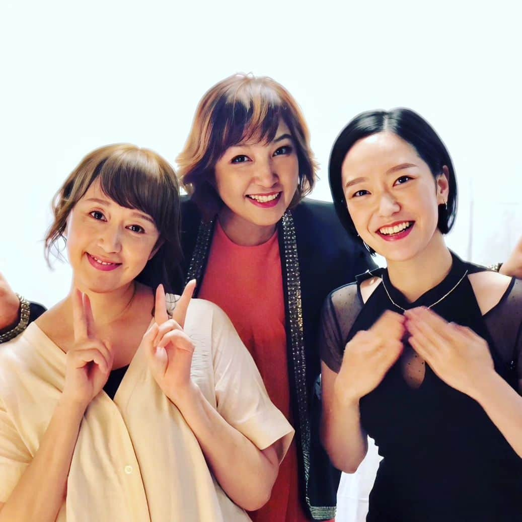 愛華みれのインスタグラム：「またまた、第2団組  撮影出来ましたぁ～✴️  #森奈みはる　さん  #桜咲彩花 　さん  みはる、べーちゃん 初対面💗でしたが、、  とても素敵‼️  ほんわか‼️  かわいいお二方です  お盆～台風～💦 の中、心配してましたが、  ピーカンの🌞晴れで 笑顔いっぱいでした  みはるのおしゃべり‼️絶好調🎵  ニュースでは、、、 なので、、  ☔ 皆さま大丈夫でしたか？  今回も、、🌹 #メイク #釣谷ゆうき さん、、冴え渡り✨ #カメラマン #吉原朱美　ちゃん  華やかバージョン となりますよ✨  本チラシ　待ち遠し  どうぞ お楽しみに➰🎵  みんなの写真も、、素敵過ぎた😃  テンションあがる☀️  かごしま🌠にぎやかになりますよ 🍷クリスマスディナーショー  ワイワイしようね🎵」