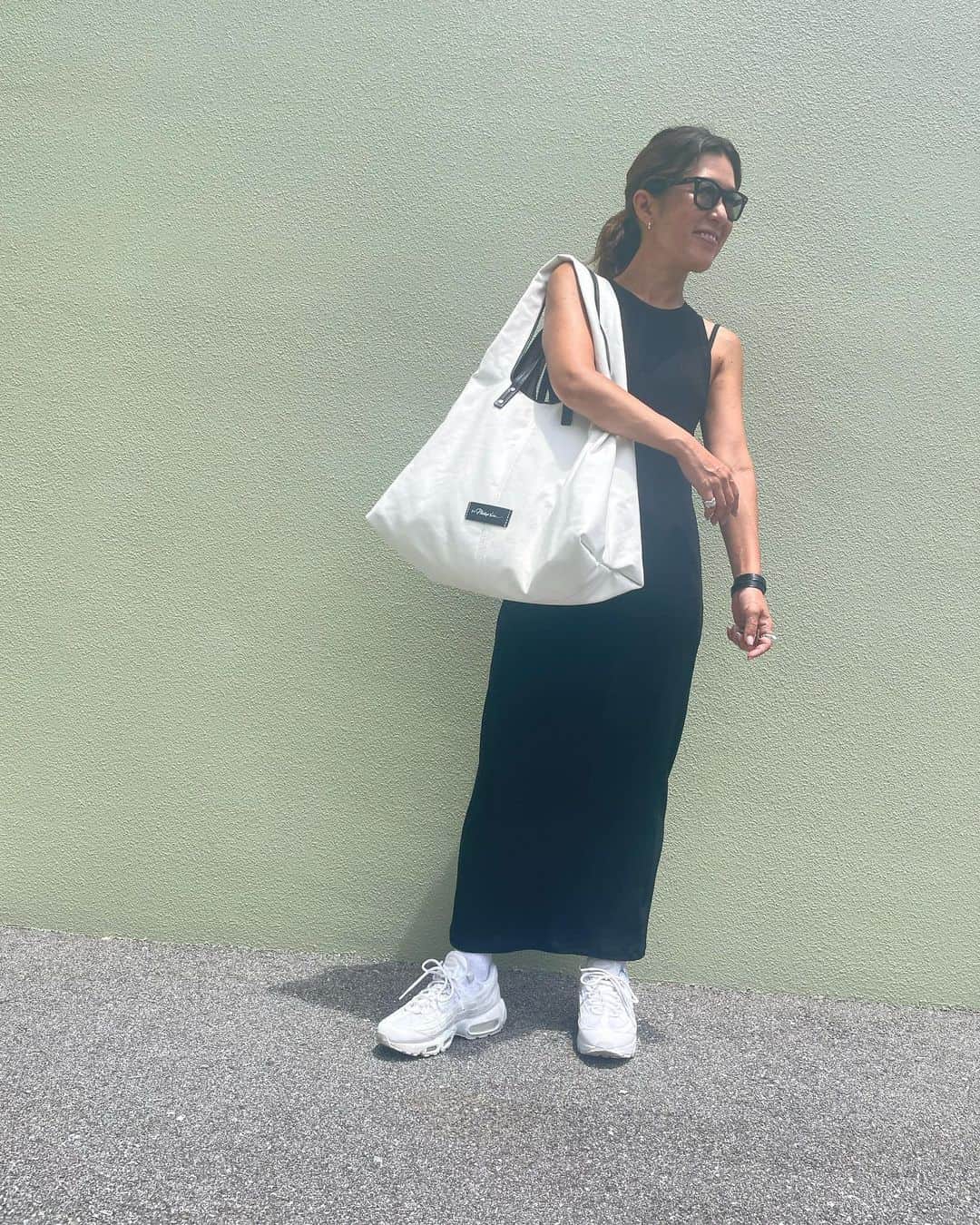 大草直子さんのインスタグラム写真 - (大草直子Instagram)「束の間のショートトリップでした。寄せて頂き、沖縄のみなさま、ありがとうございました❤️  最近、ずっと同じワンピース👗😆  @jamesperse の伊勢丹限定。バッグは、今回は @31philliplim 。大きさといい、キャンバスとレザーのコンビネーションといい、素晴らしいアクセントに。  フレンドシップやパートナーシップ、家族やスタッフ。たくさんの大切なことを、ゆっくり考えたステイでした🏖️🍺  ビール🍺の素晴らしさも改めて。  世界中のどこにいても、安心な日々が過ごせますように。  #rayban  #jamesperse  #philiplim  #nike #今回も大好きな #青い翼🪽で #いつも #ありがとうございます」8月15日 18時03分 - naokookusa