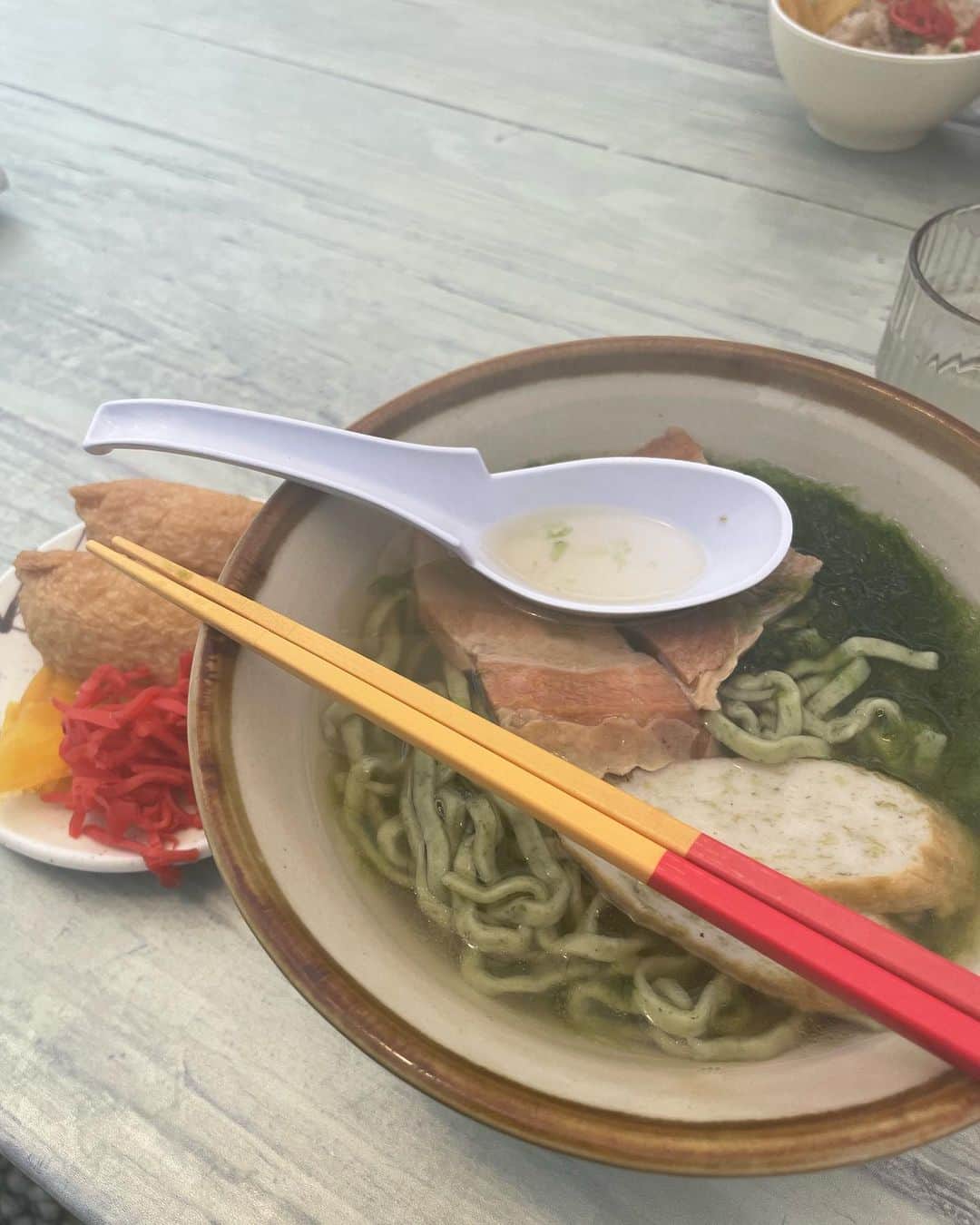 大草直子さんのインスタグラム写真 - (大草直子Instagram)「束の間のショートトリップでした。寄せて頂き、沖縄のみなさま、ありがとうございました❤️  最近、ずっと同じワンピース👗😆  @jamesperse の伊勢丹限定。バッグは、今回は @31philliplim 。大きさといい、キャンバスとレザーのコンビネーションといい、素晴らしいアクセントに。  フレンドシップやパートナーシップ、家族やスタッフ。たくさんの大切なことを、ゆっくり考えたステイでした🏖️🍺  ビール🍺の素晴らしさも改めて。  世界中のどこにいても、安心な日々が過ごせますように。  #rayban  #jamesperse  #philiplim  #nike #今回も大好きな #青い翼🪽で #いつも #ありがとうございます」8月15日 18時03分 - naokookusa